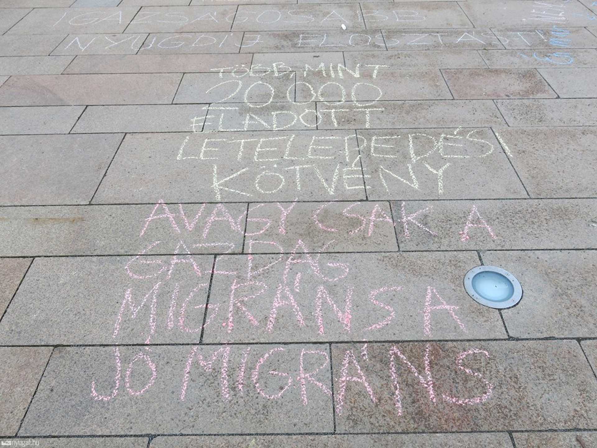 A Nők Ellanállási Mozgalmának demonstrációja Pécsen