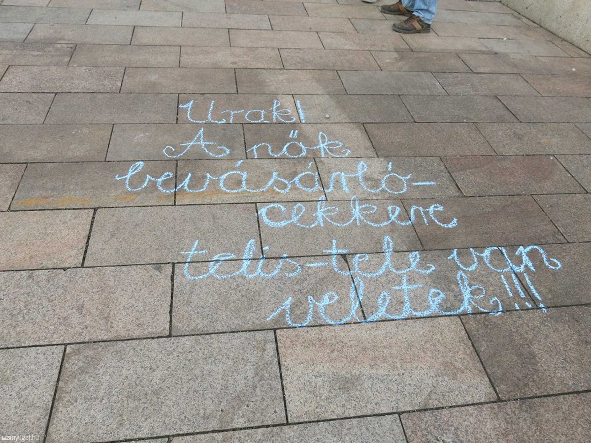 A Nők Ellanállási Mozgalmának demonstrációja Pécsen