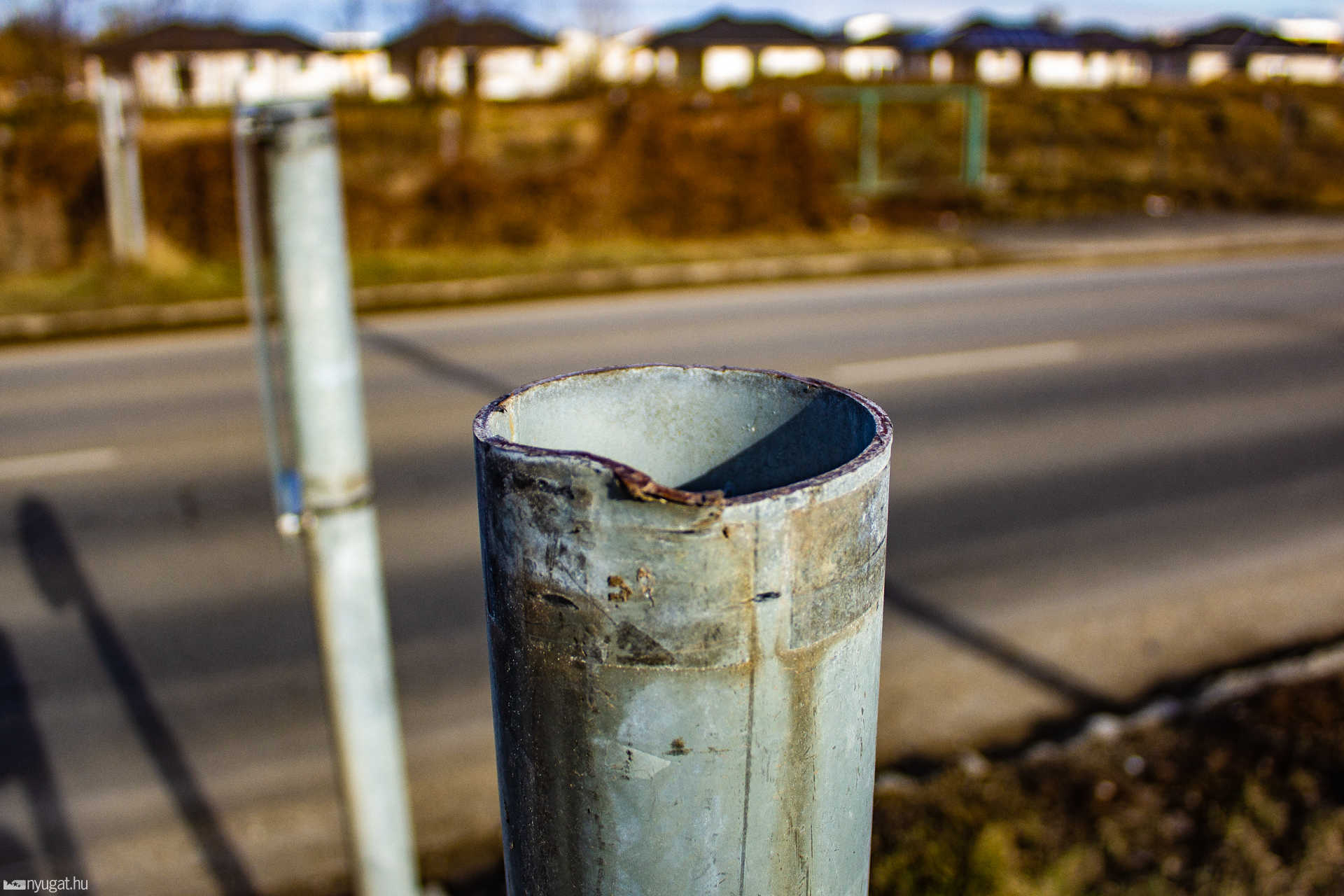 Oladi elkerülő - Muskátli út - por, szemét, eltütetett Szombathely tábla