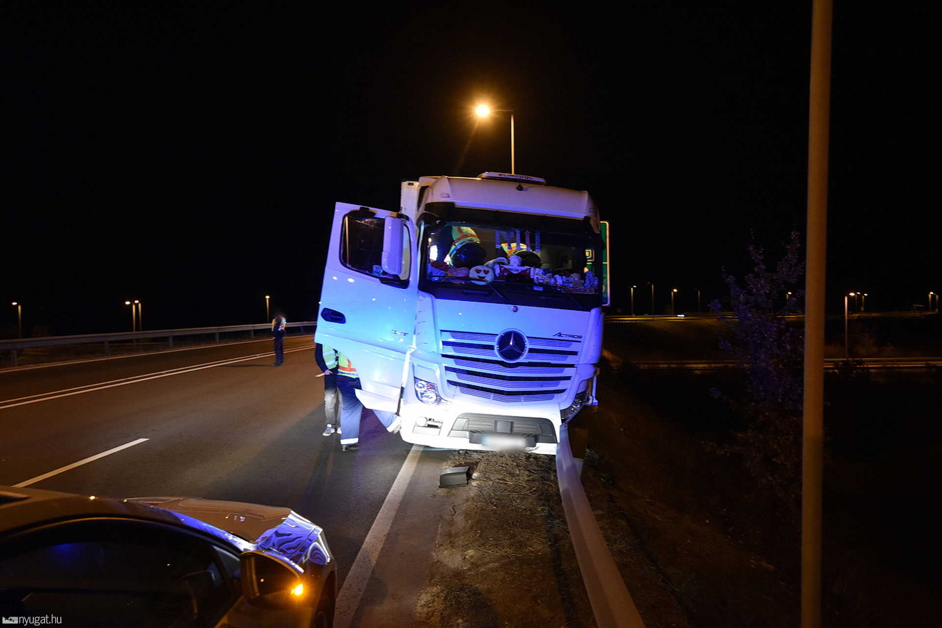 Kamionjával szalagkorlátnak ütközött a sofőr a 87-esen 