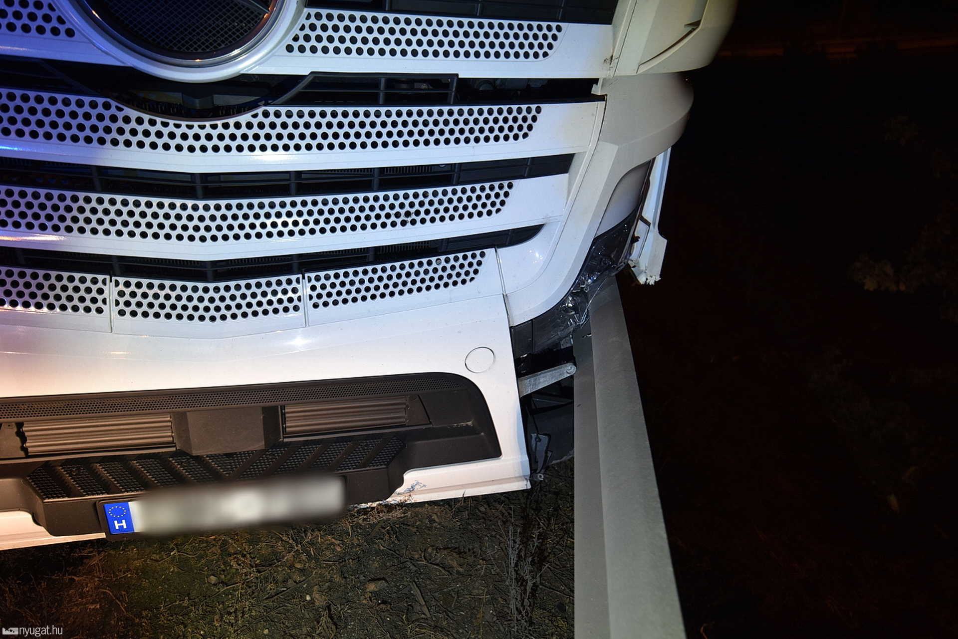 Kamionjával szalagkorlátnak ütközött a sofőr a 87-esen 