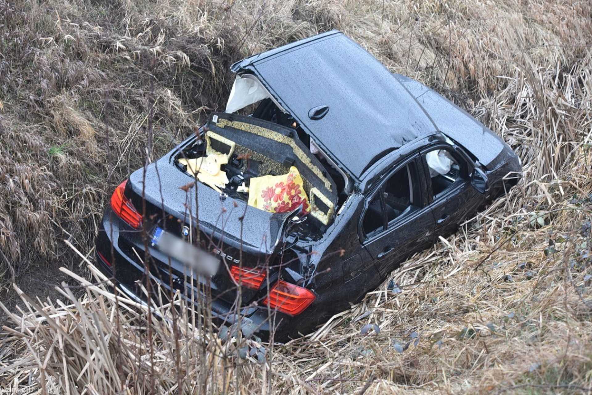 Árokba csapódott egy BMW Szombathely határában 