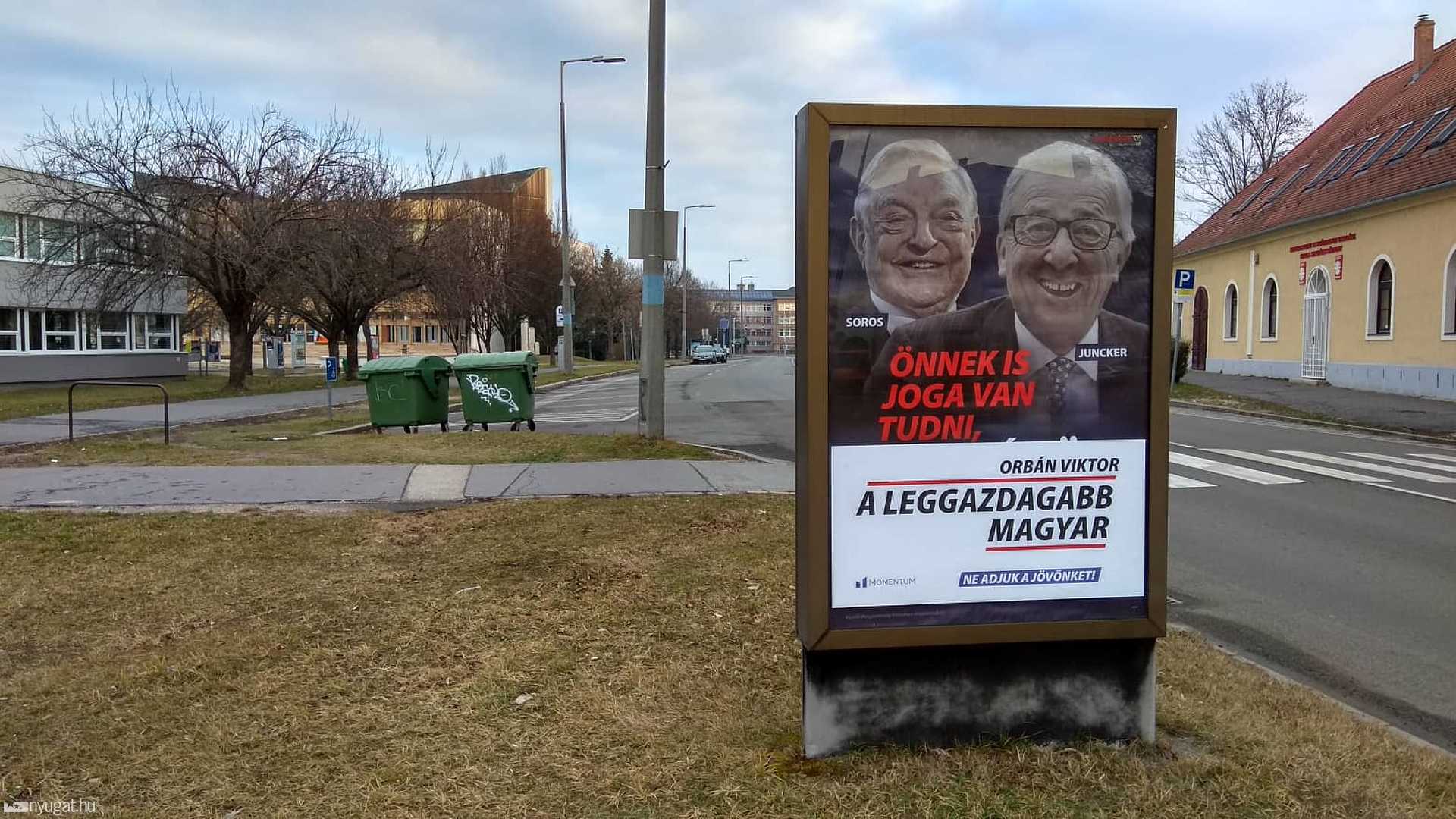 Momentum plakát ragasztása