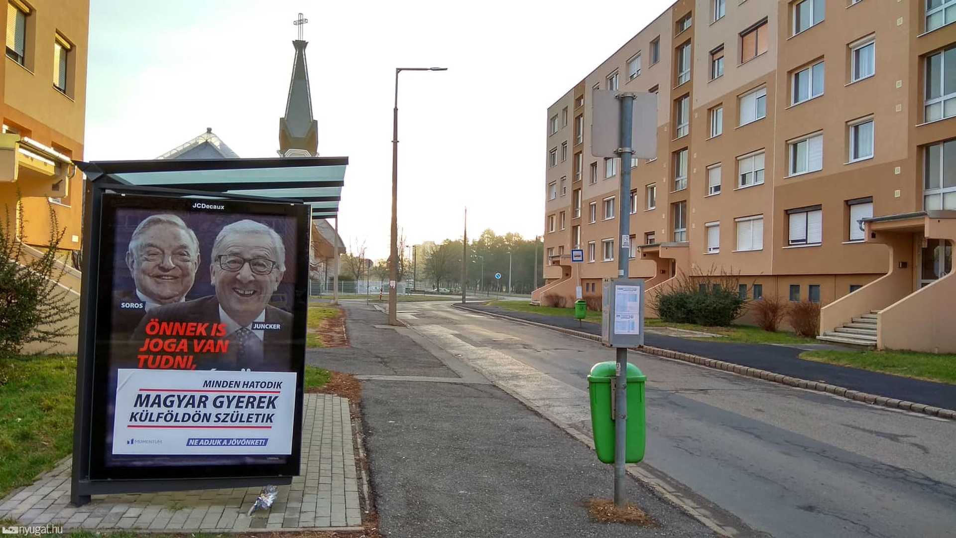 Momentum plakát ragasztása
