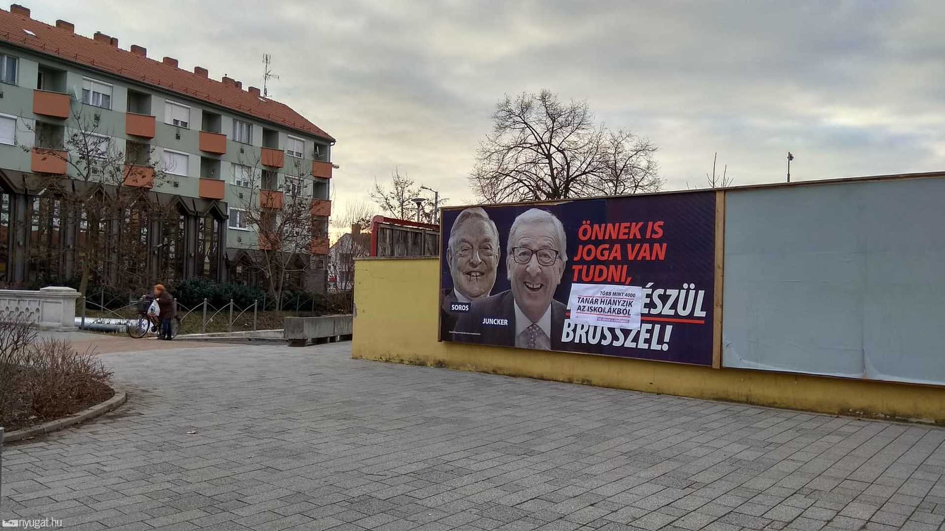 Momentum plakát ragasztása