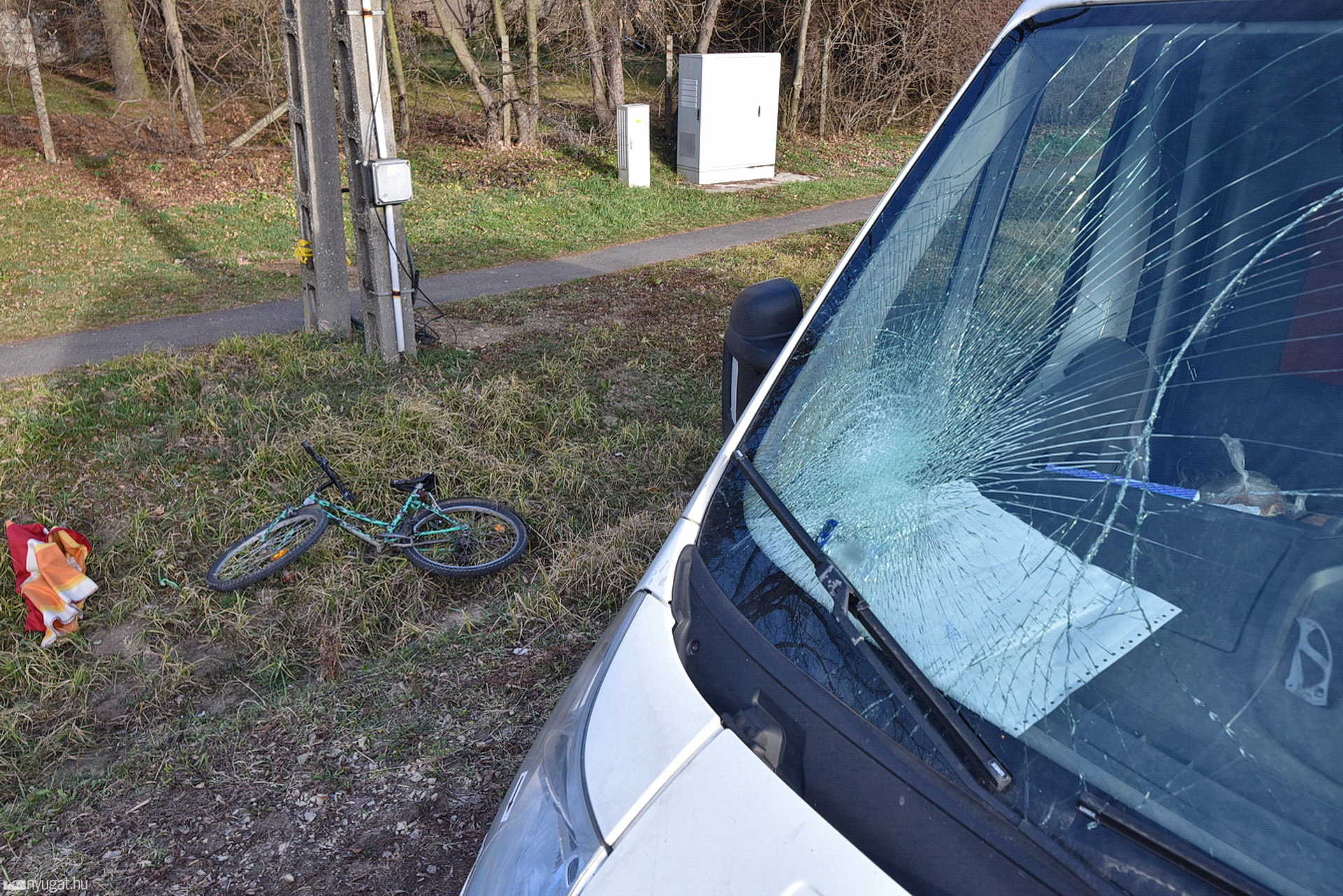 Kerékpáros tekert Fiat kisáruszállító elé Söptén