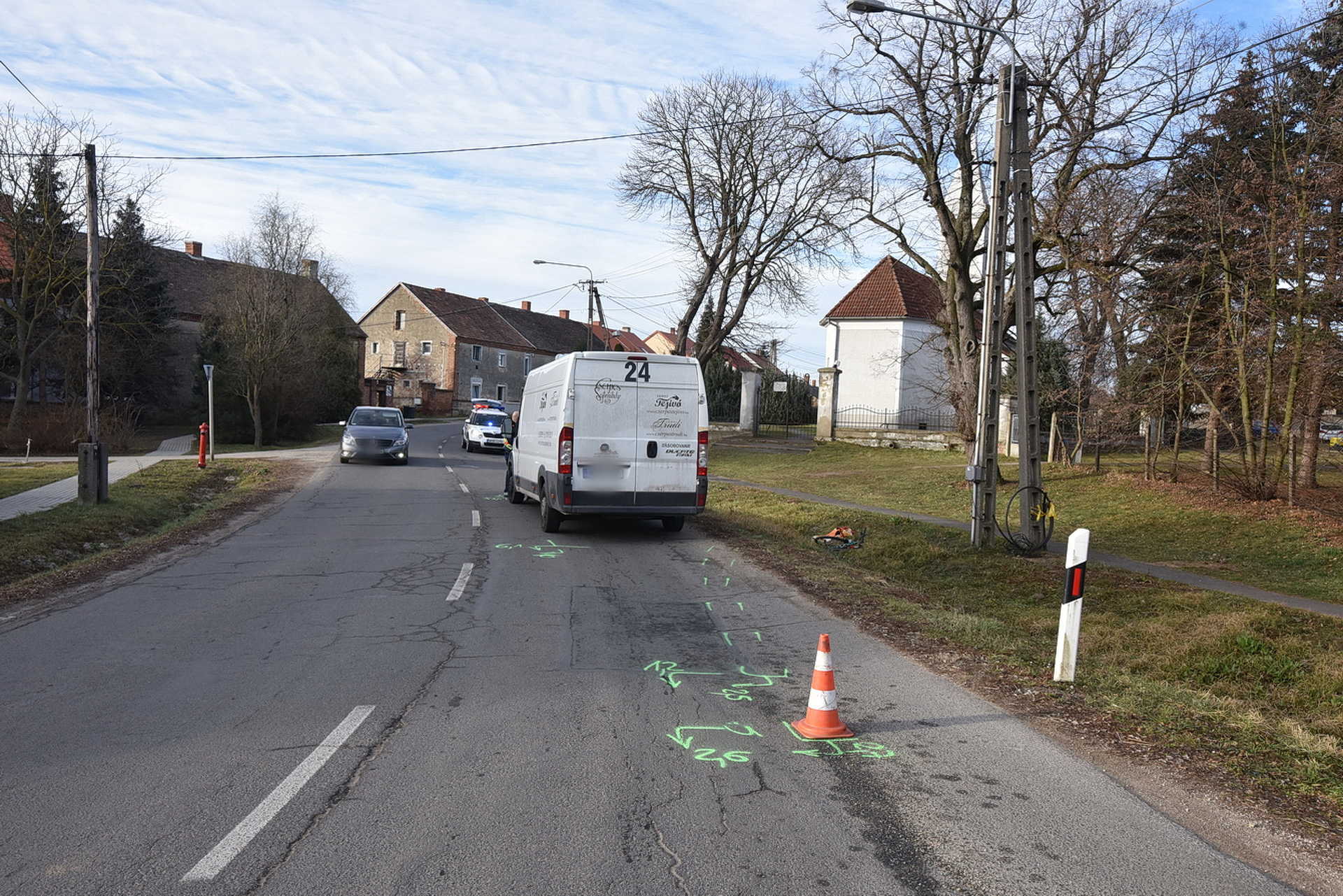 Kerékpáros tekert Fiat kisáruszállító elé Söptén