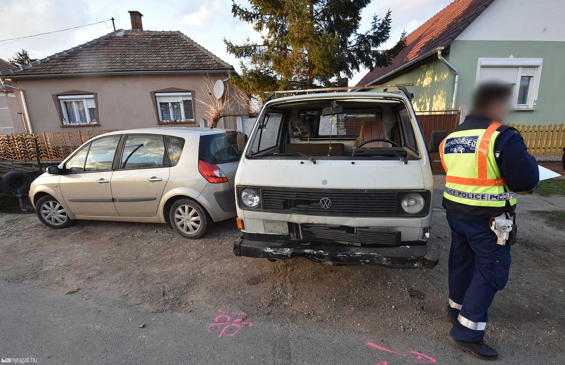 Kisodródott egy Opel Nicken, a villanyoszlop is megrongálódott