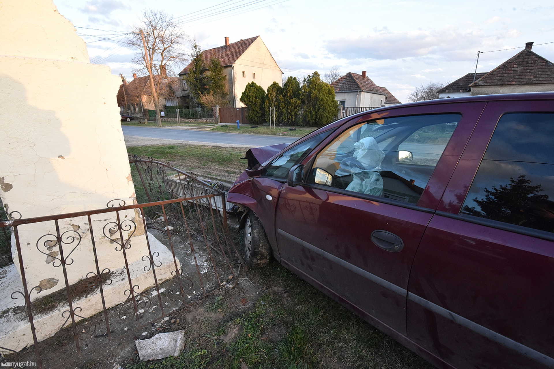 Kisodródott egy Opel Nicken, a villanyoszlop is megrongálódott