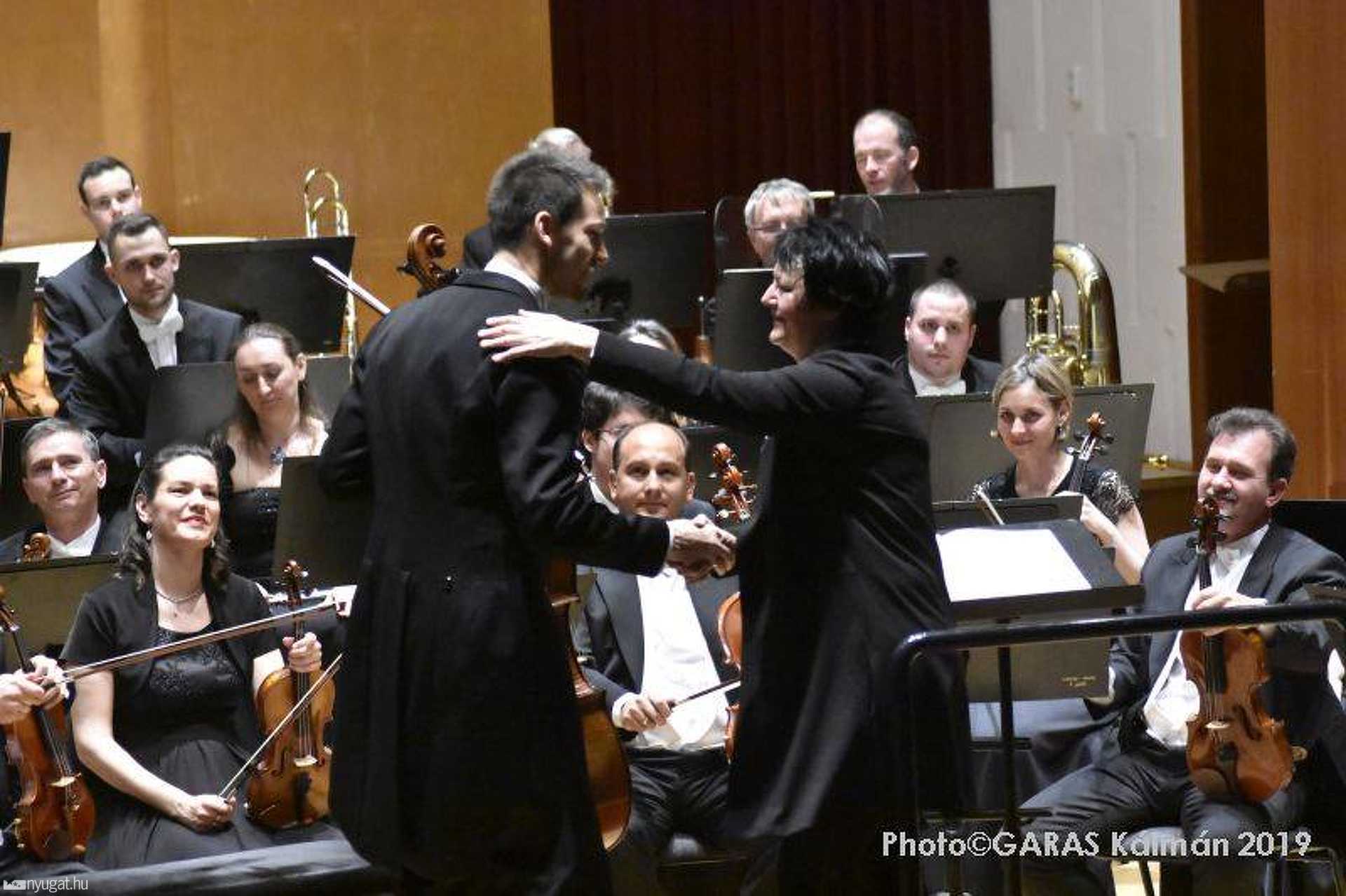 Nőnapi romantikus koncert női karmesterrel a Bartók Teremben