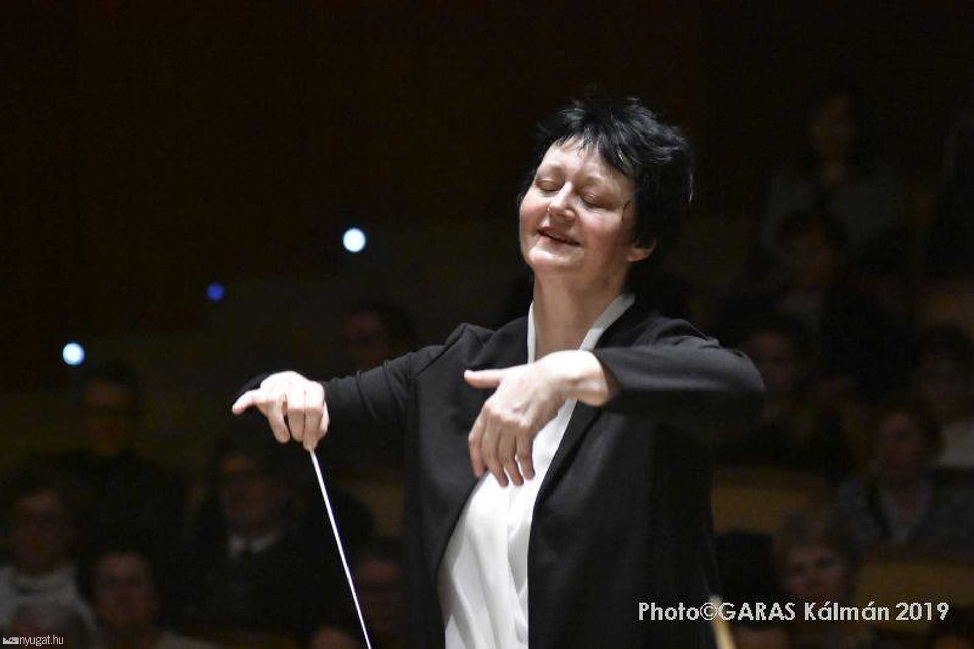Nőnapi romantikus koncert női karmesterrel a Bartók Teremben