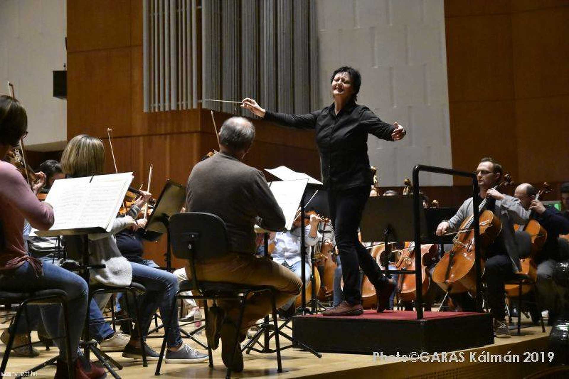 Nőnapi romantikus koncert női karmesterrel a Bartók Teremben