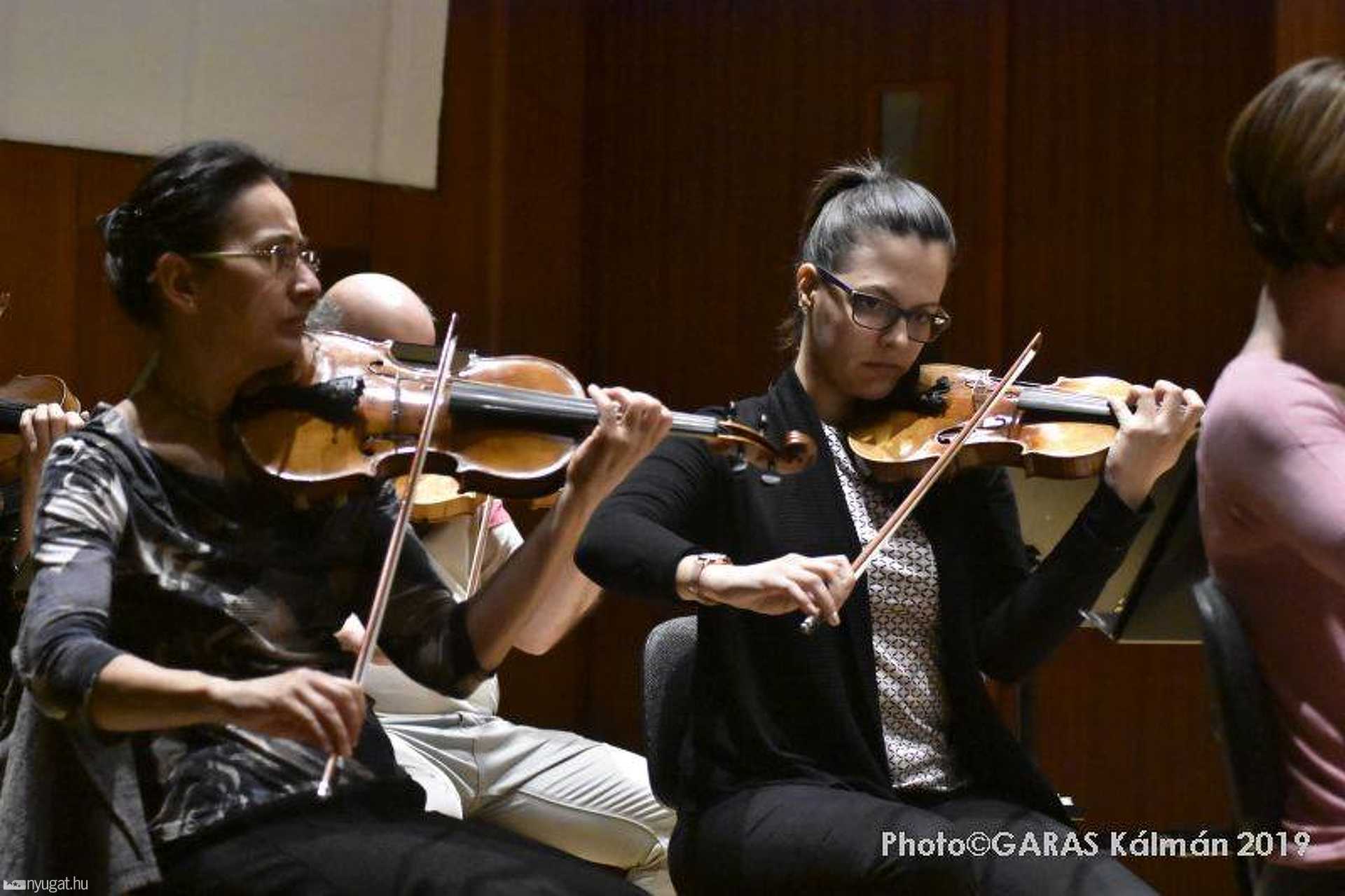 Nőnapi romantikus koncert női karmesterrel a Bartók Teremben
