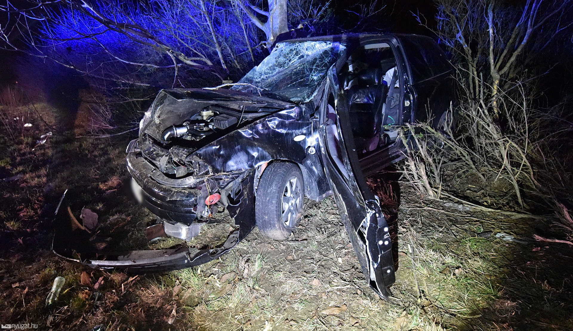 Életveszélyesen megsérült az utas a 84-esen – Fiat csapódott fának