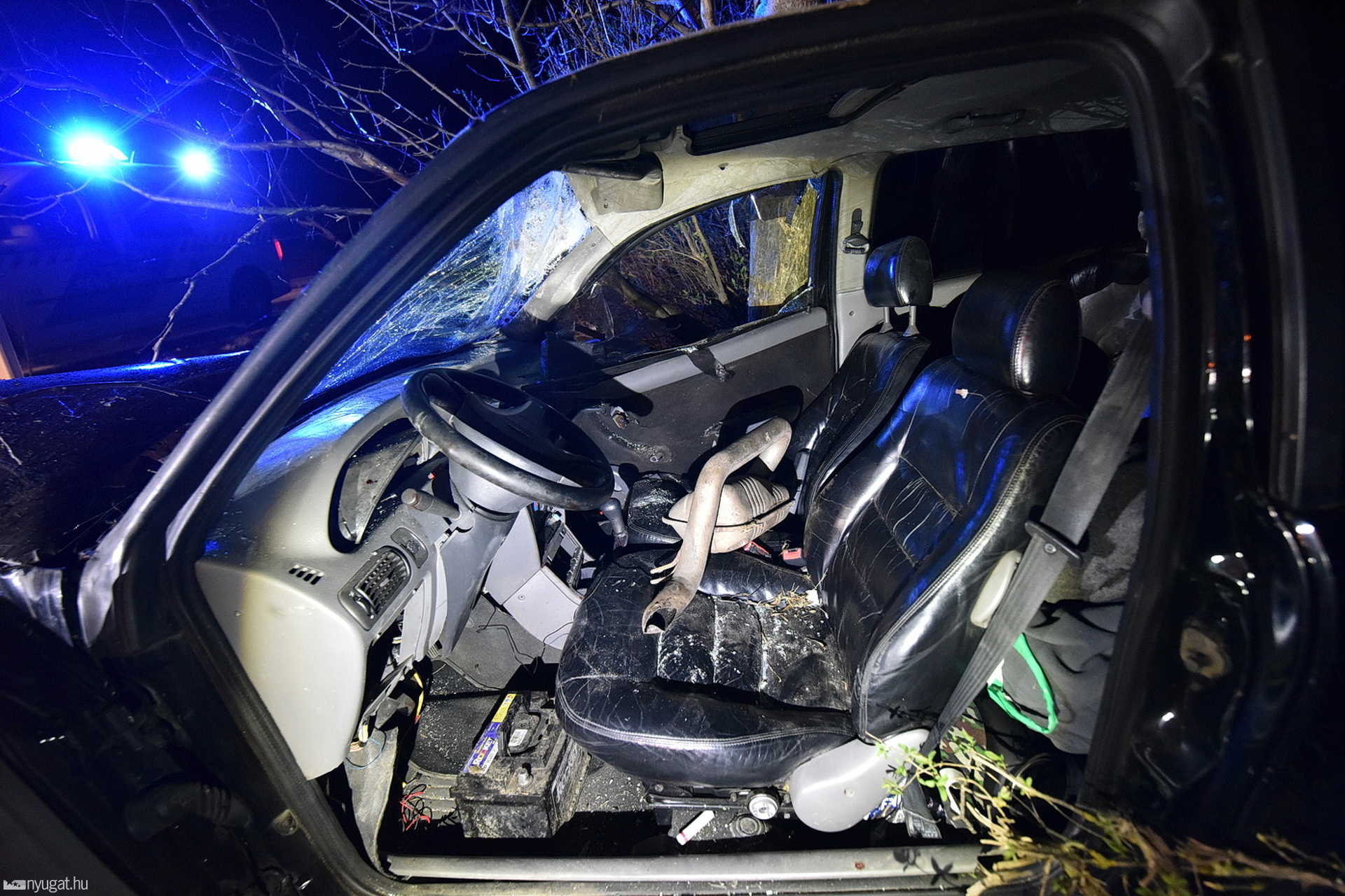 Életveszélyesen megsérült az utas a 84-esen – Fiat csapódott fának