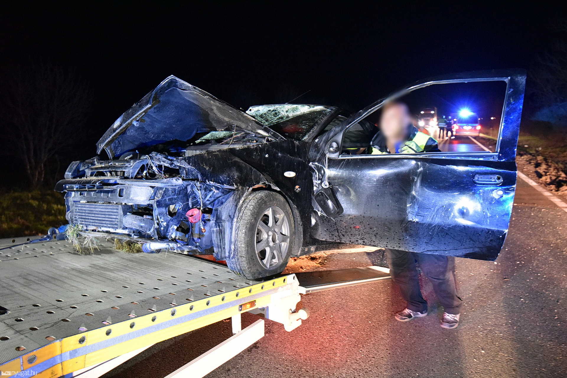 Életveszélyesen megsérült az utas a 84-esen – Fiat csapódott fának