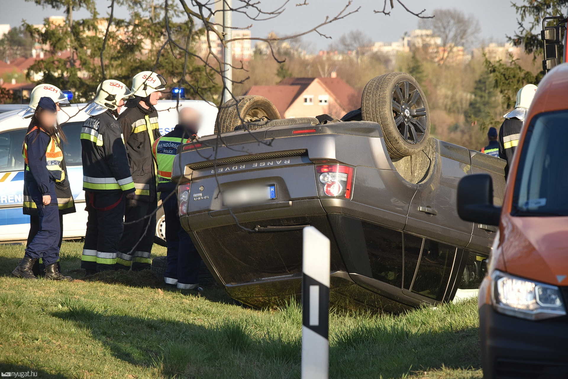 Felborult egy Range Rover Sé határában