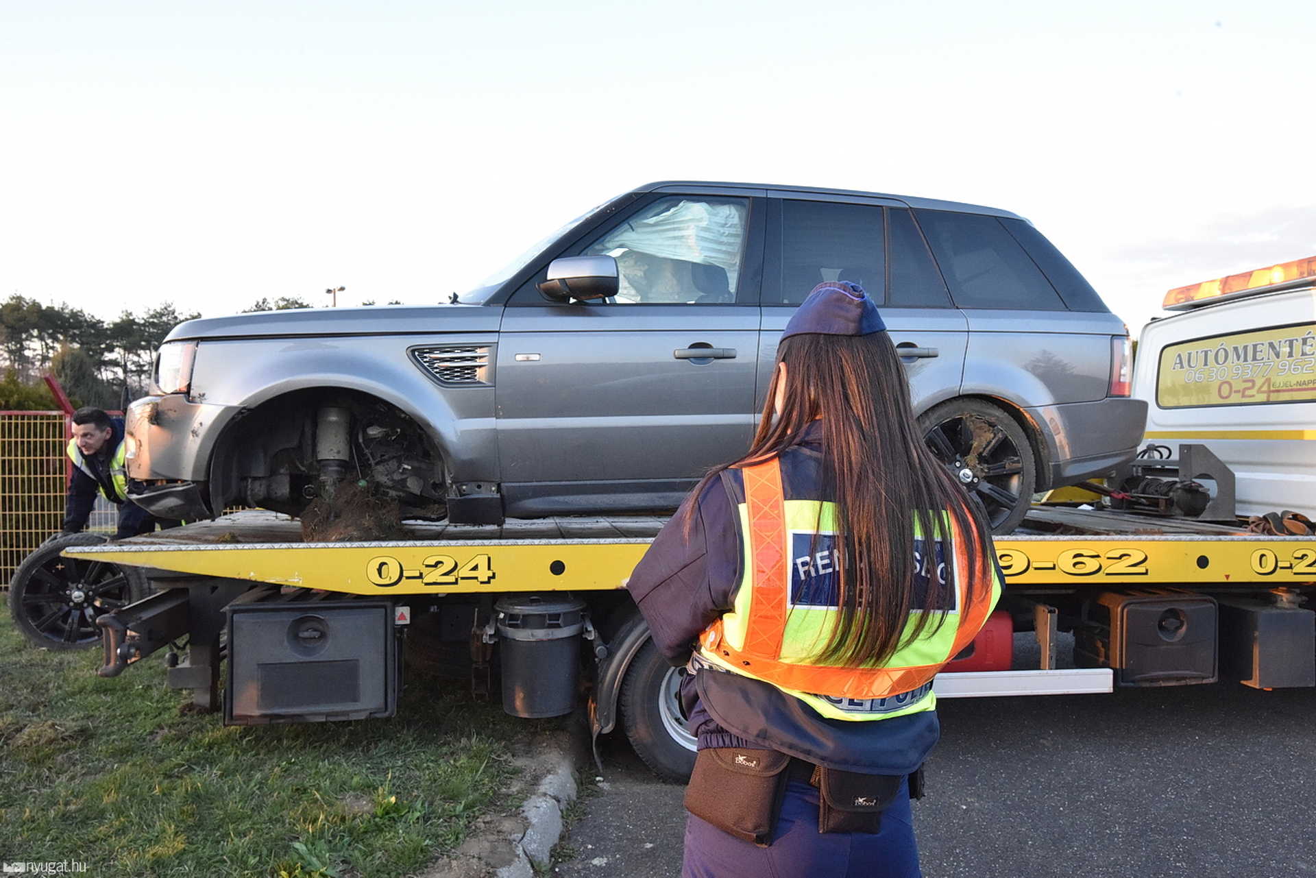 Felborult egy Range Rover Sé határában