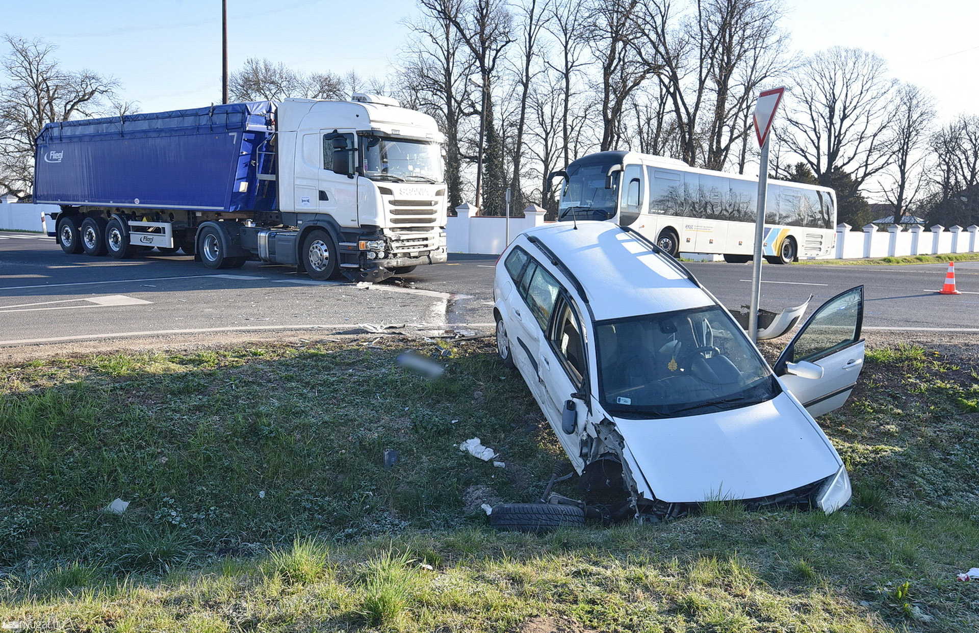 Kamion elé hajtott egy Renault Balogunyomban