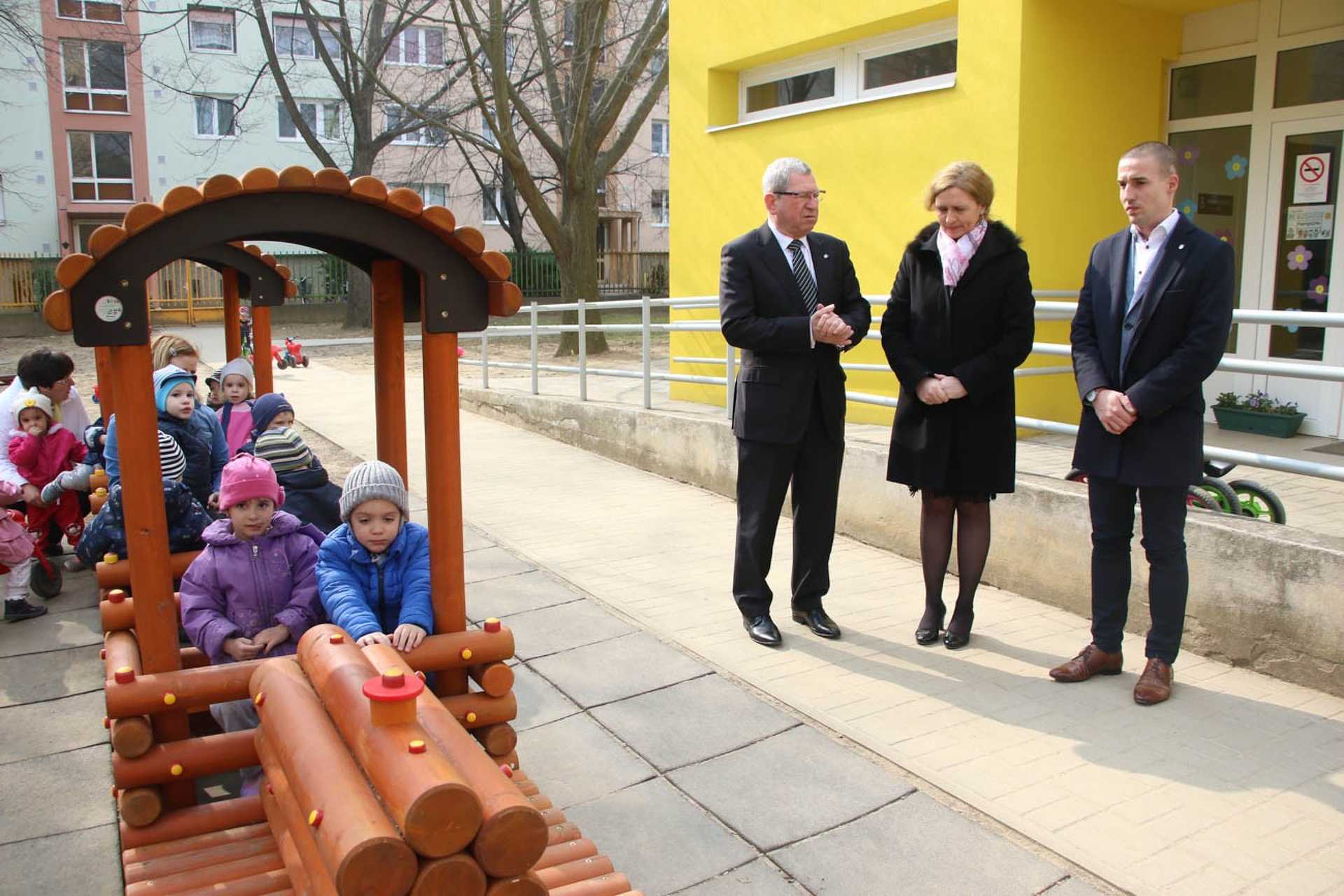 Új udvari játékok a Százszorszép Bölcsődében 