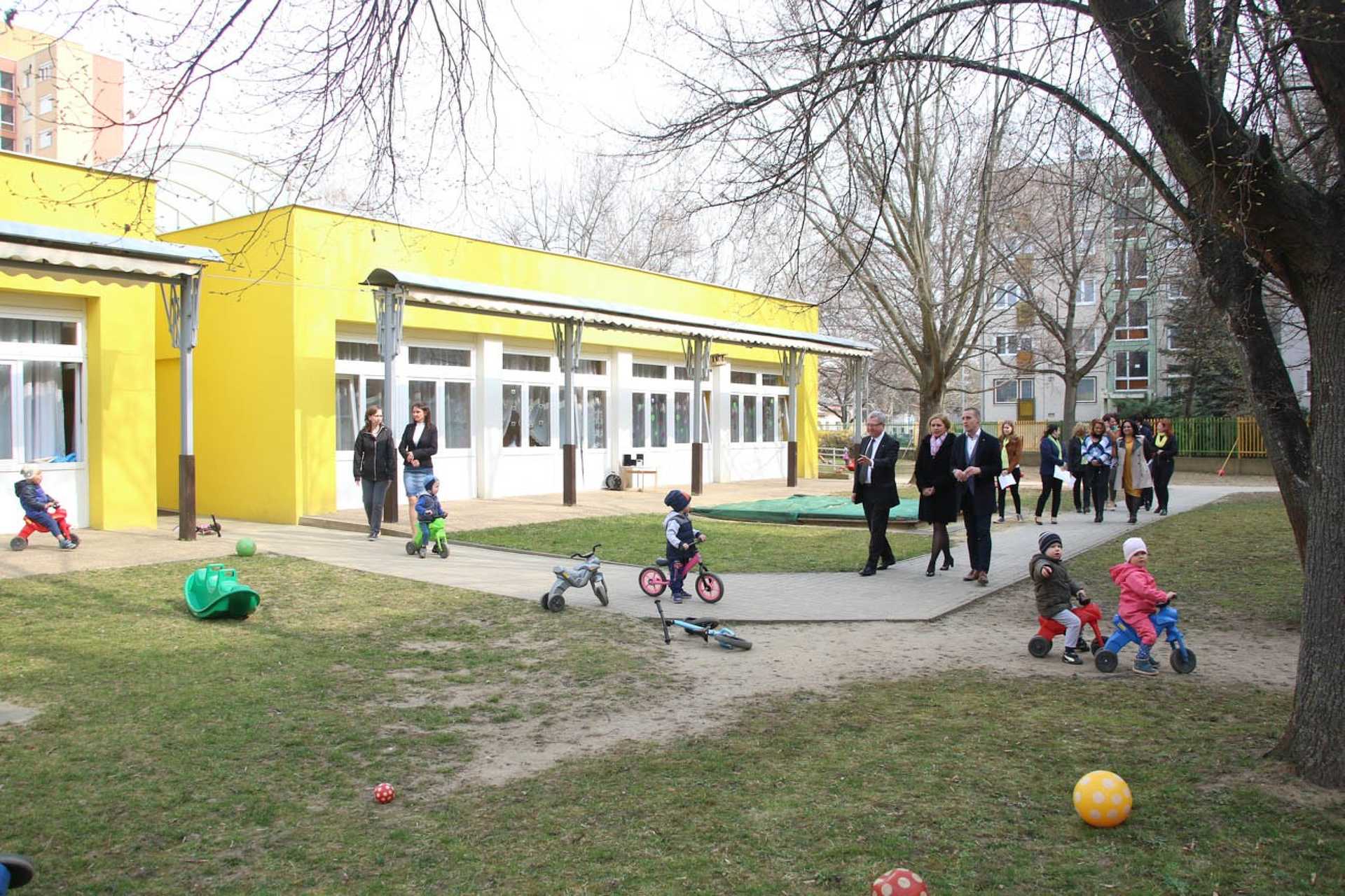 Új udvari játékok a Százszorszép Bölcsődében 