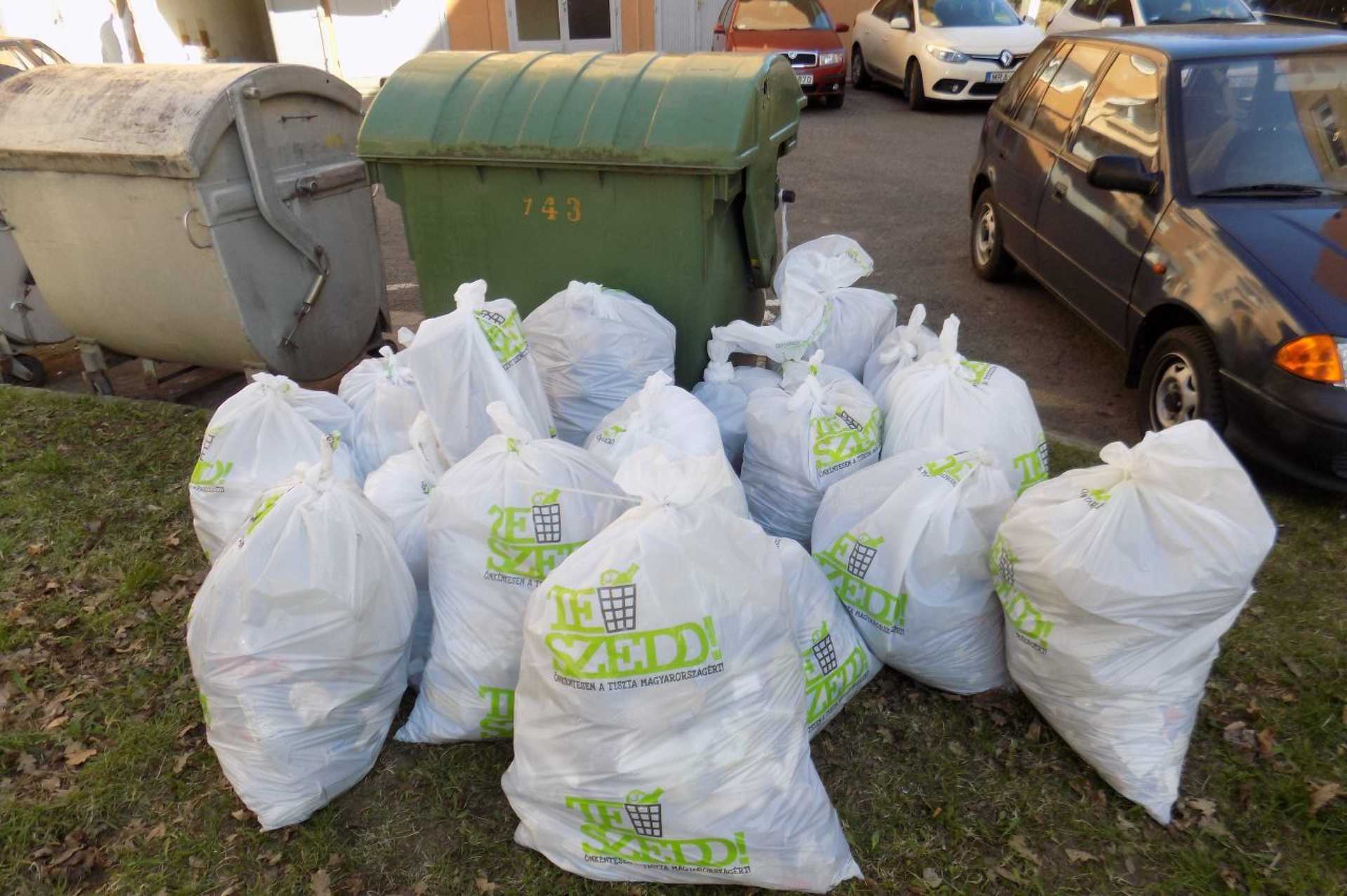Szemétszedés az oladi várorrészen