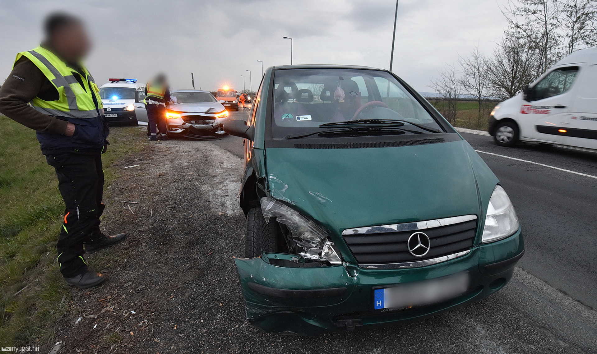 Opel hajtott Mercedes elé a 87-es főúton