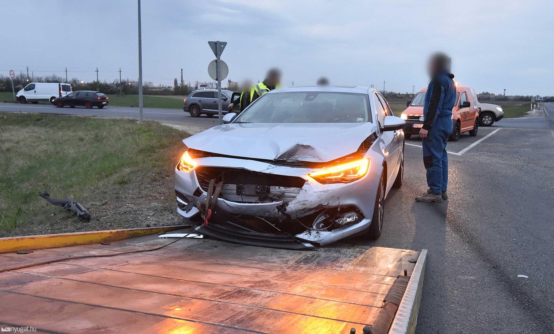 Opel hajtott Mercedes elé a 87-es főúton