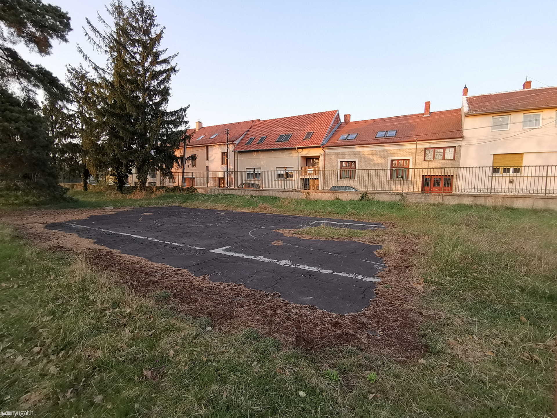 Teniszpálya építése