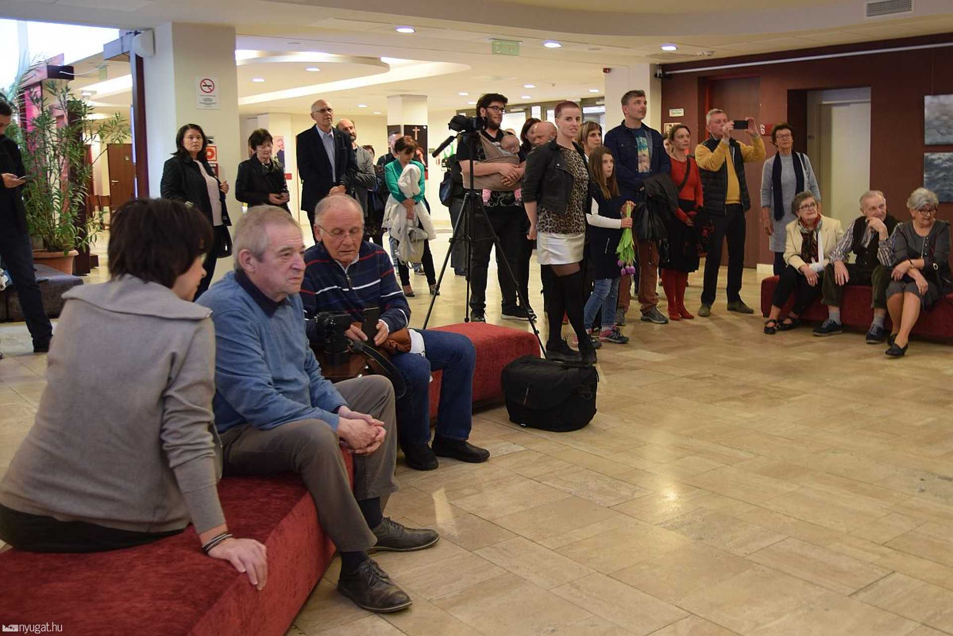 Horváth Zsófia kiállítása a szombathelyi színházban