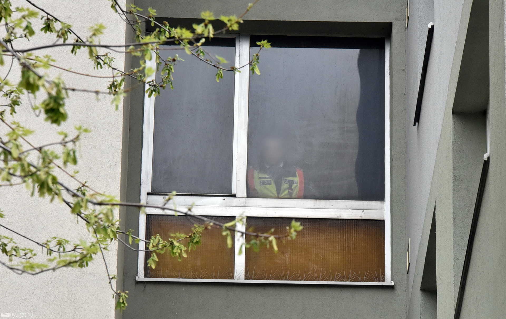 Randalírozó, kábítószeres férfit vittek be a rendőrök a Rohonci úton