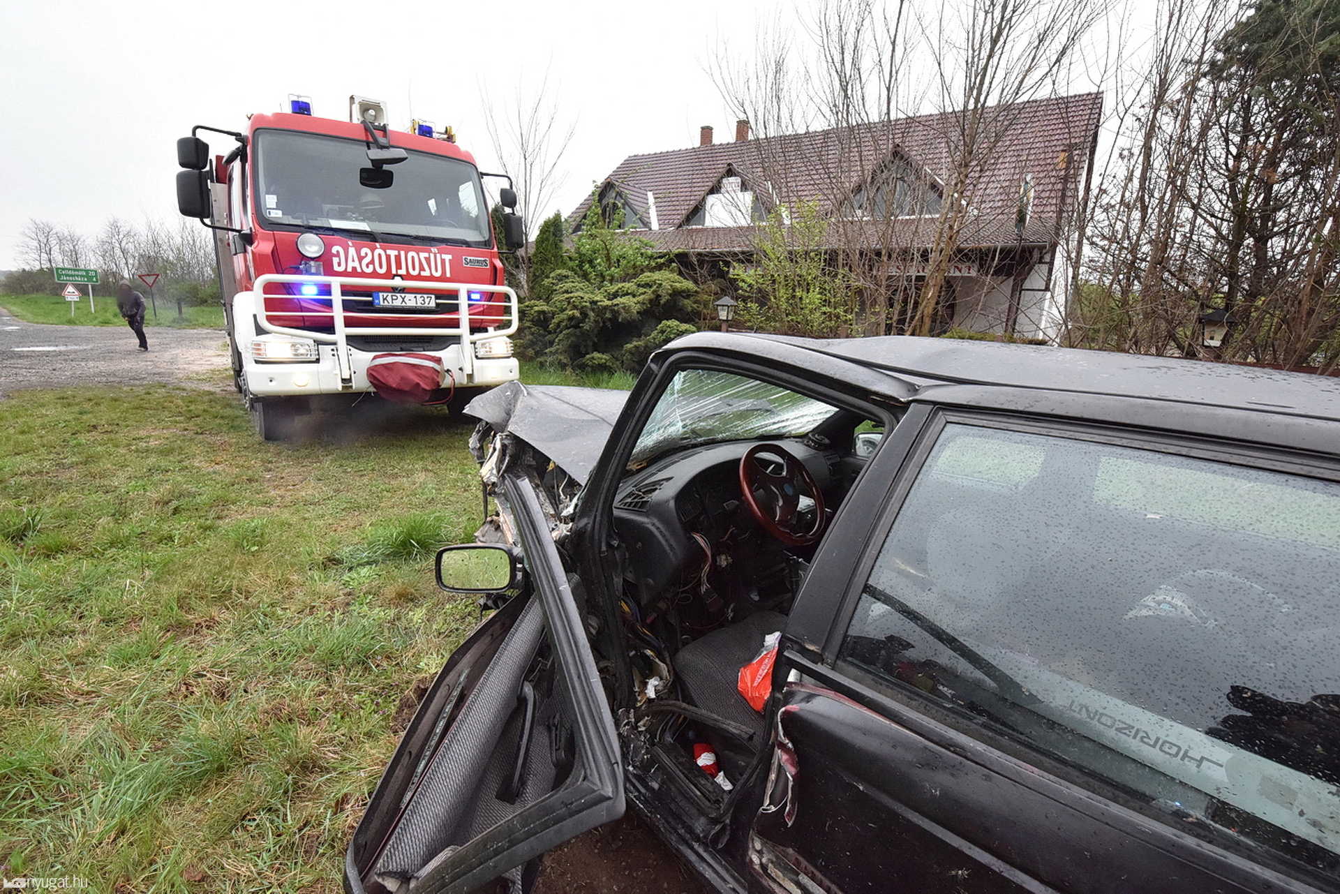Tartályautó kanyarodott utánfutós Volkswagen elé a 84-es főúton