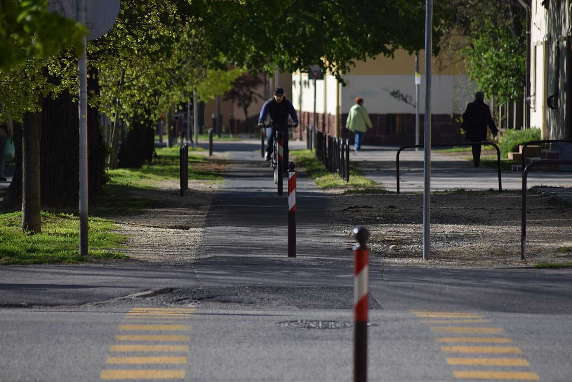 Vasoszlopok egy szombathelyi kerékpárúton