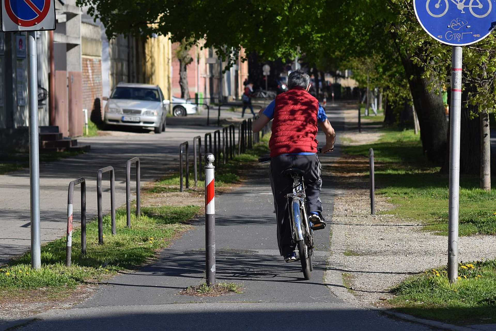 Vasoszlopok egy szombathelyi kerékpárúton
