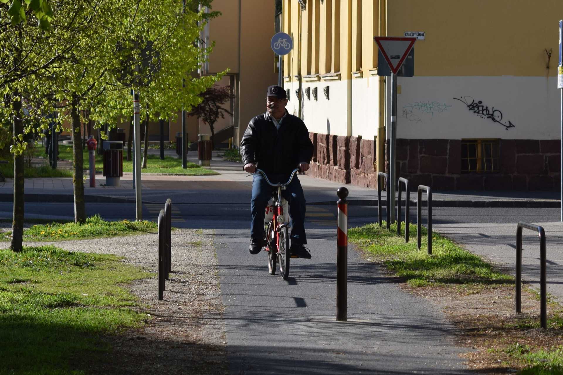 Vasoszlopok egy szombathelyi kerékpárúton