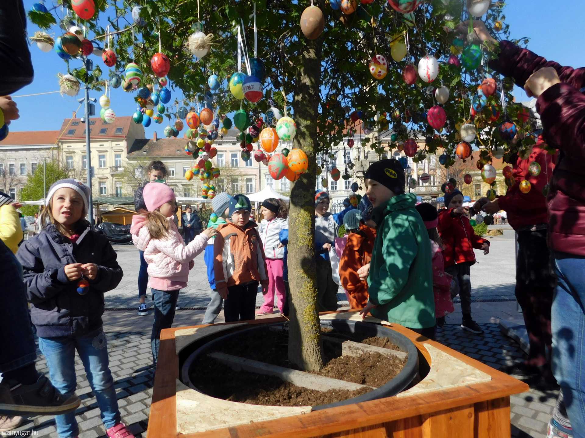 Tojásfa-díszítés 2019. április 17-én a Fő téren