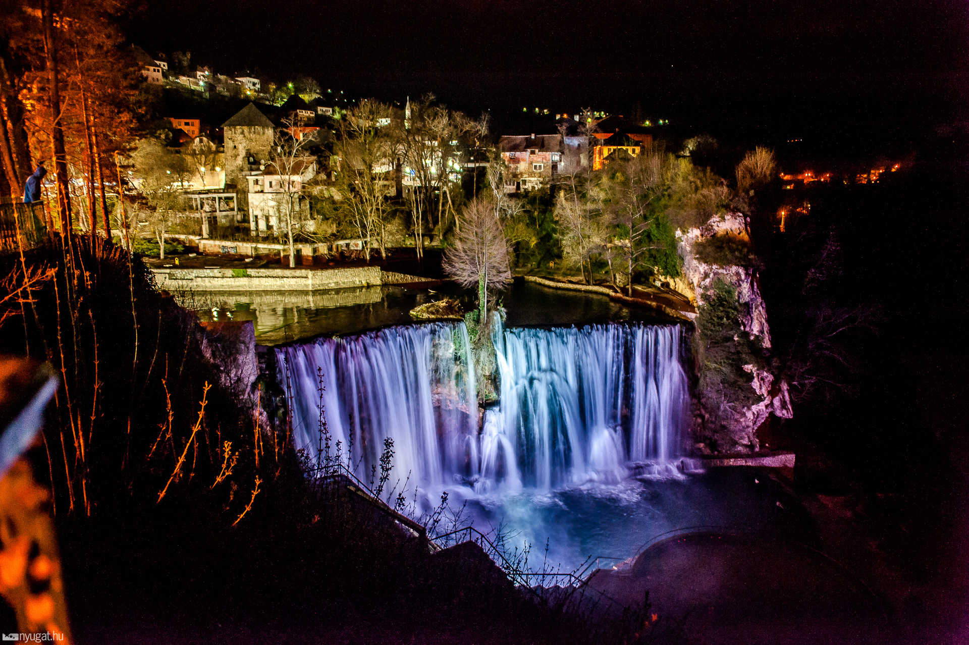 A jajce vízesés esti megvilágítással