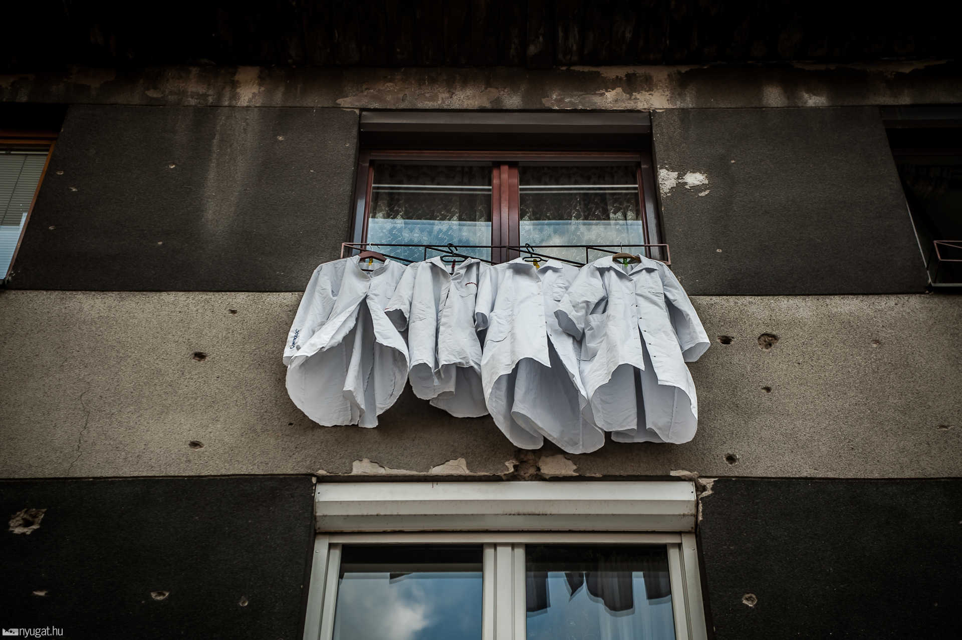 Sarajevó 2019. Orvosi köpenyek száradnak egy széttlőtt homlokzaton.