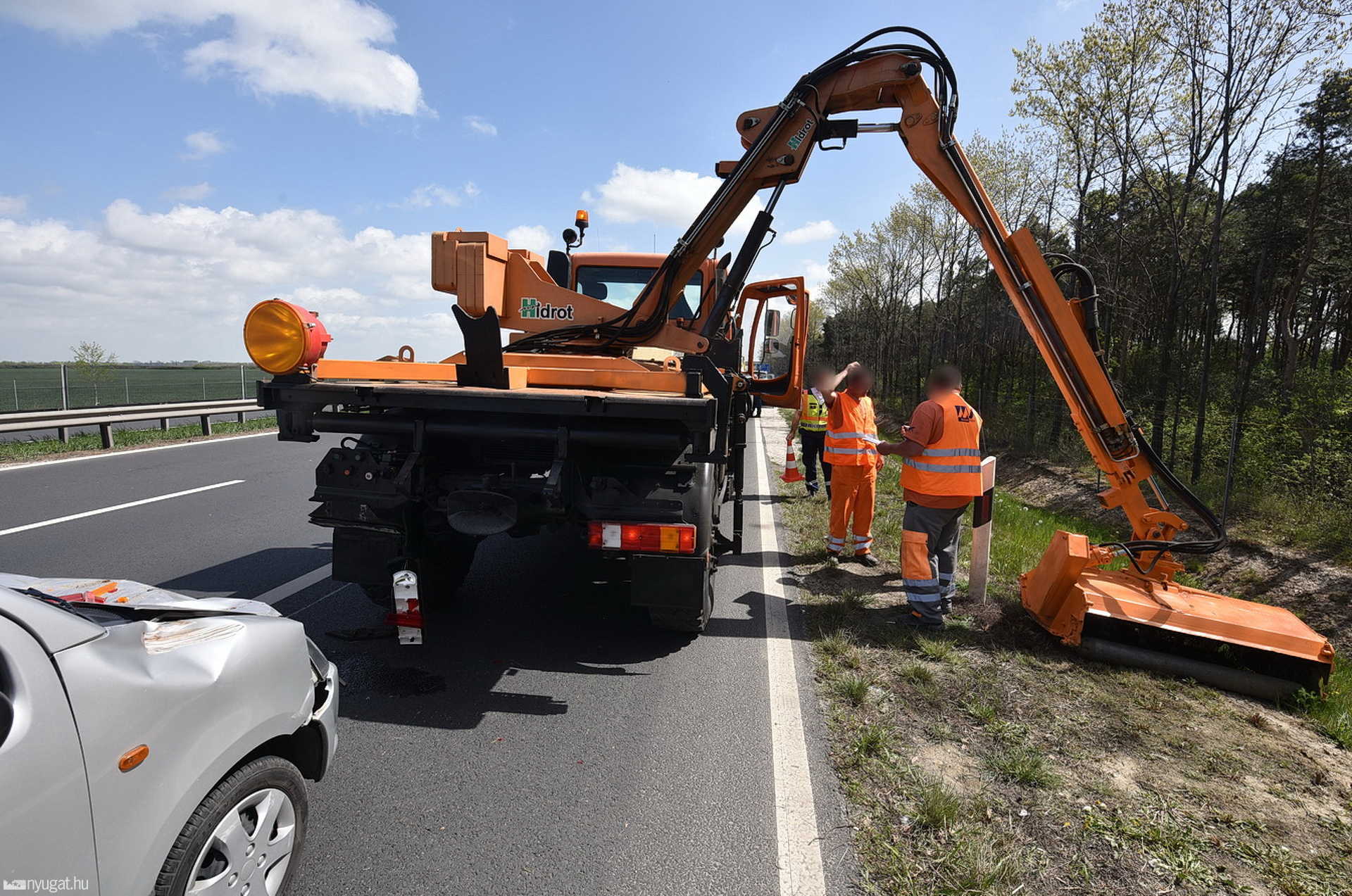 Fűkaszának ütközött egy Suzuki az M86-oson