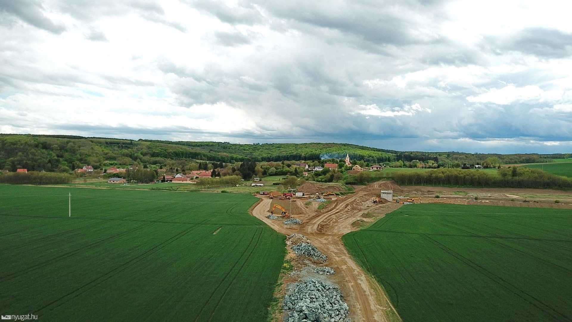 Légifotókon az épülő dozmati víztározó
