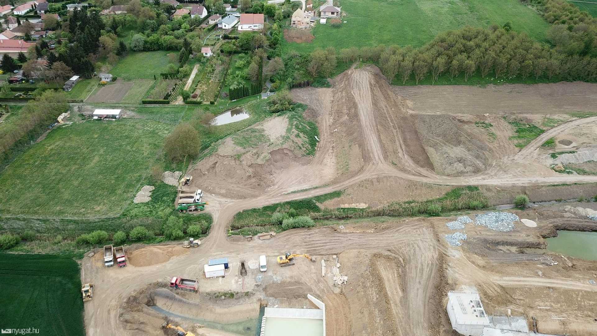 Légifotókon az épülő dozmati víztározó
