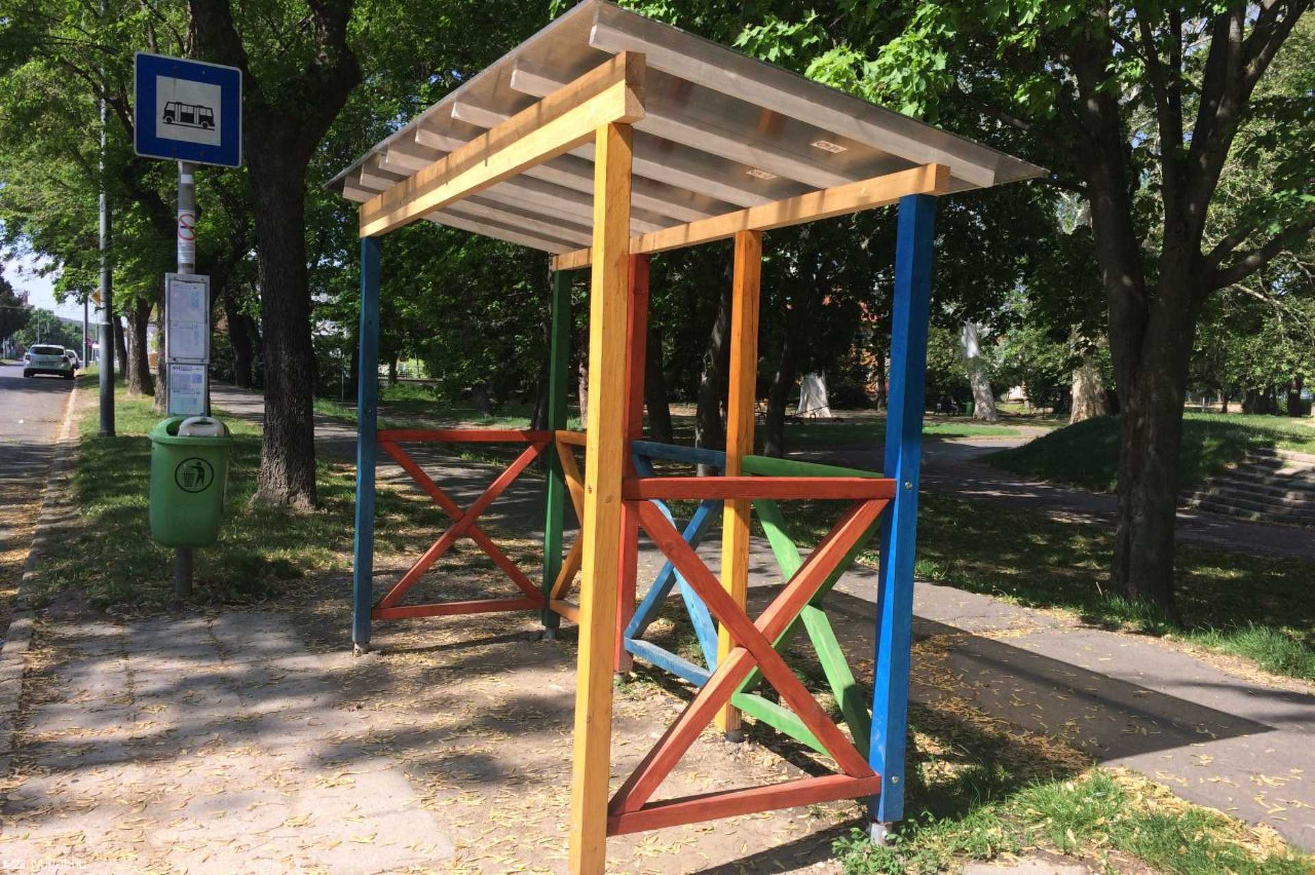 A Kétfarkú Kutyapárt színes buszvárója Szombathelyen