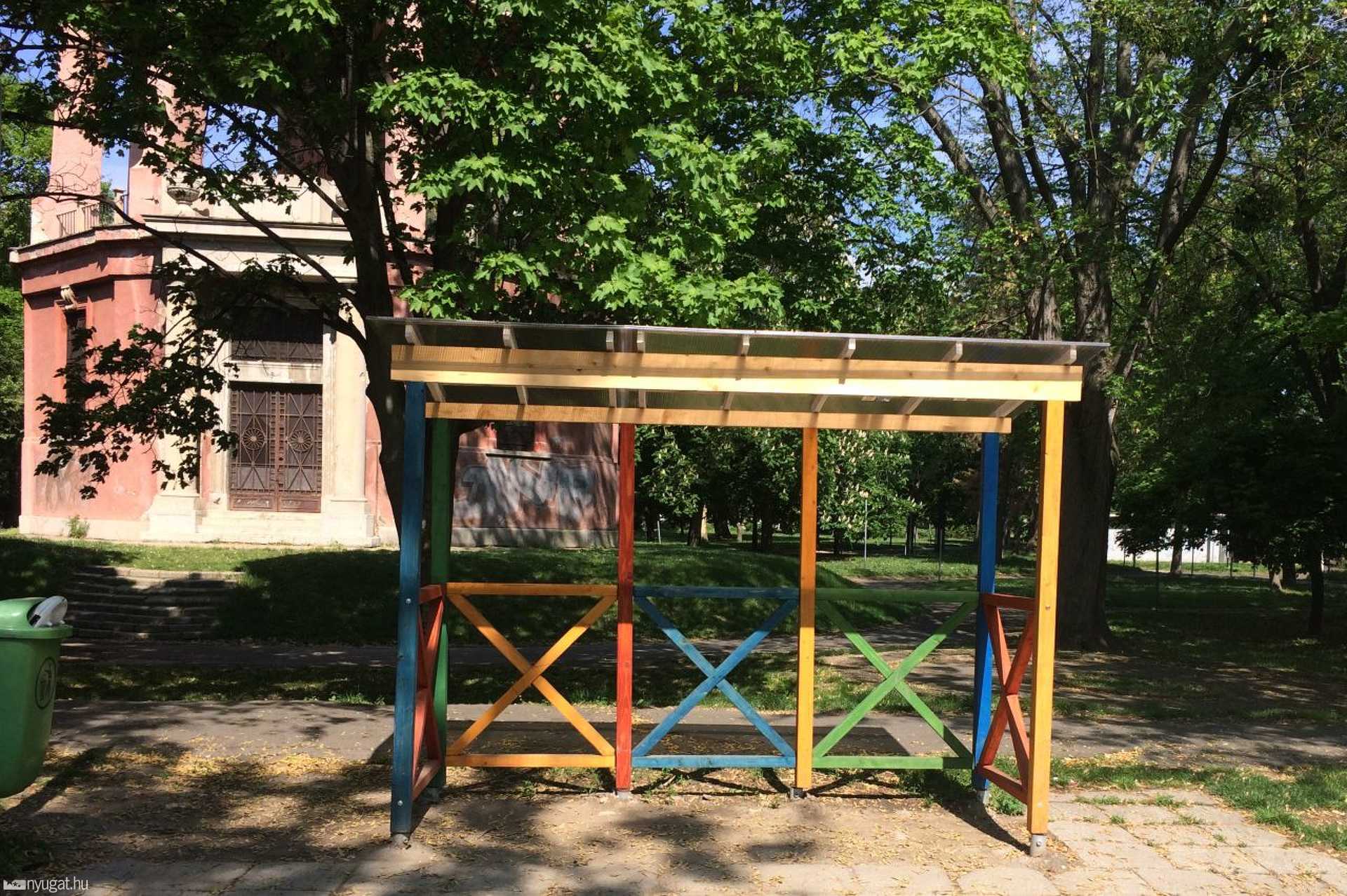 A Kétfarkú Kutyapárt színes buszvárója Szombathelyen