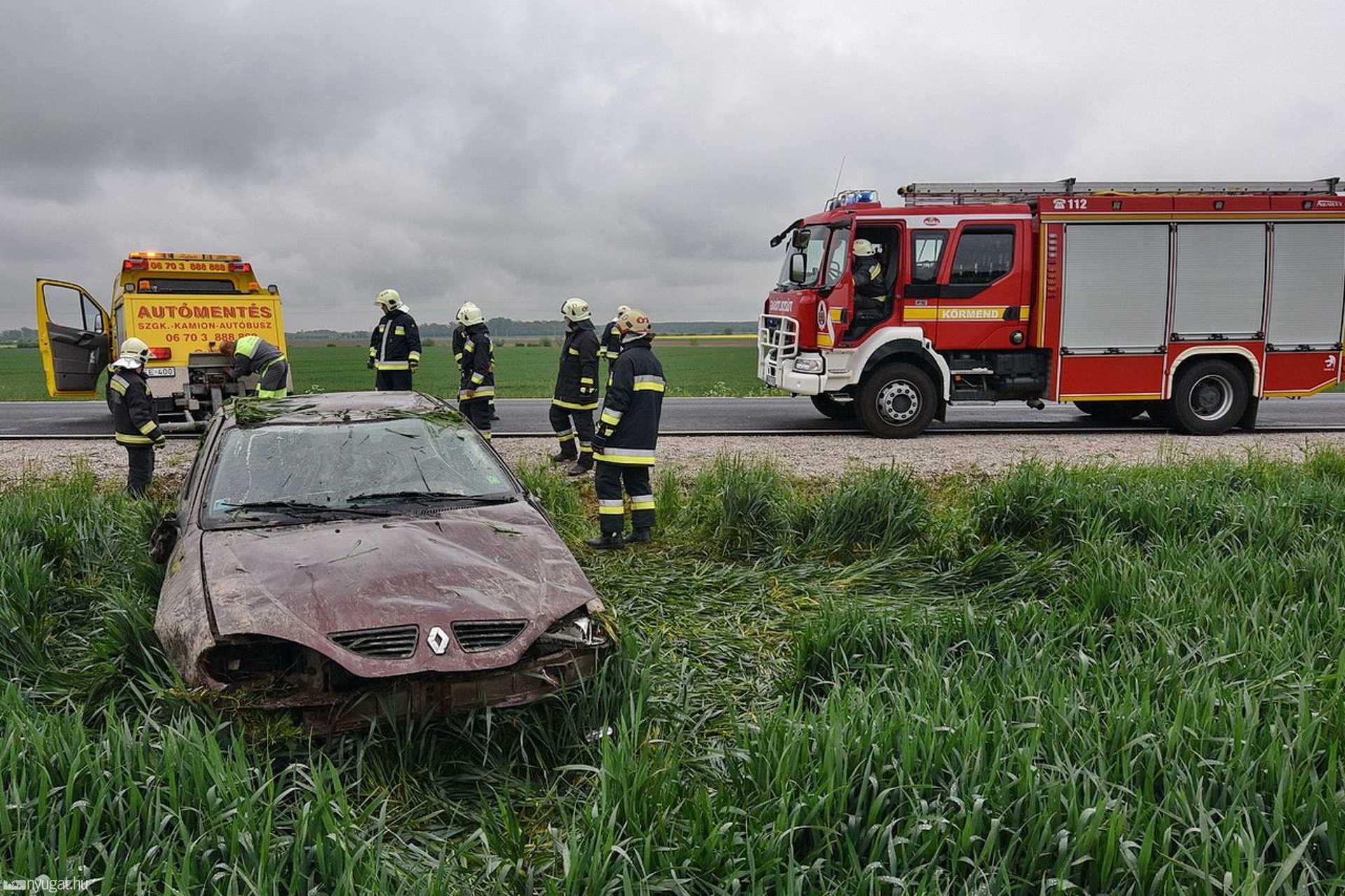 Árokba csapdott egy Renault a 86-oson, Egyházasrádóc közelében