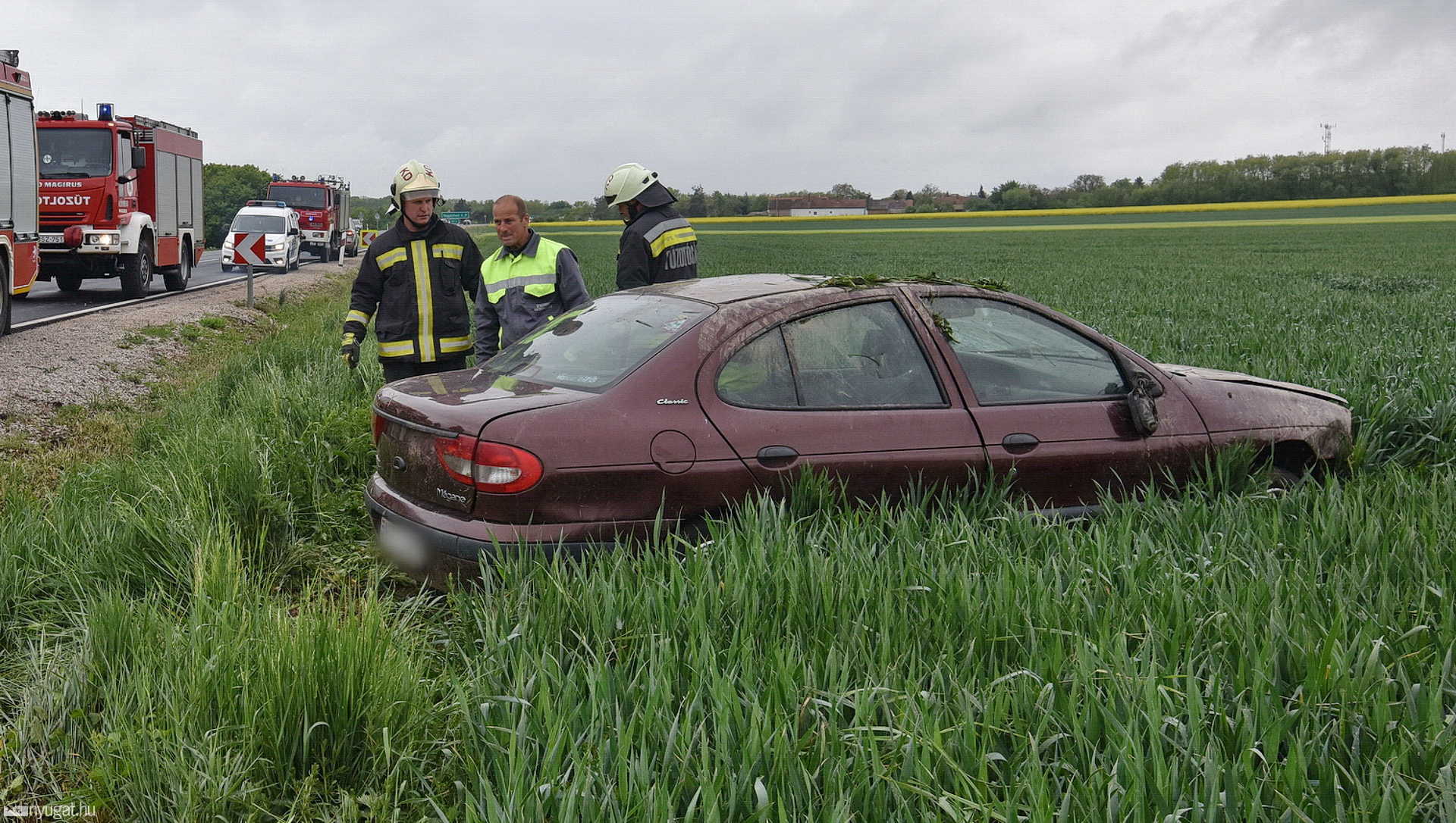 Árokba csapdott egy Renault a 86-oson, Egyházasrádóc közelében