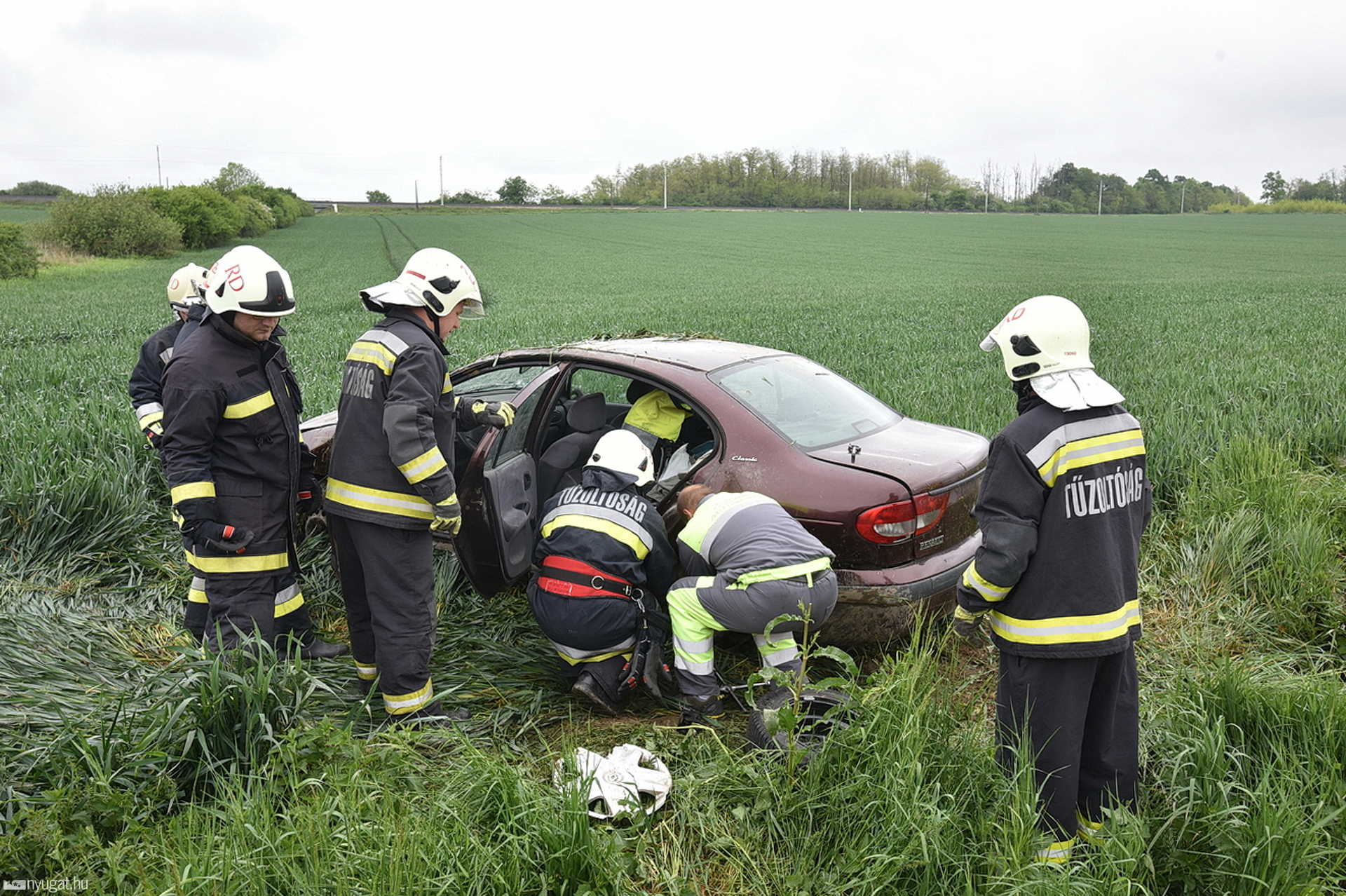 Árokba csapdott egy Renault a 86-oson, Egyházasrádóc közelében