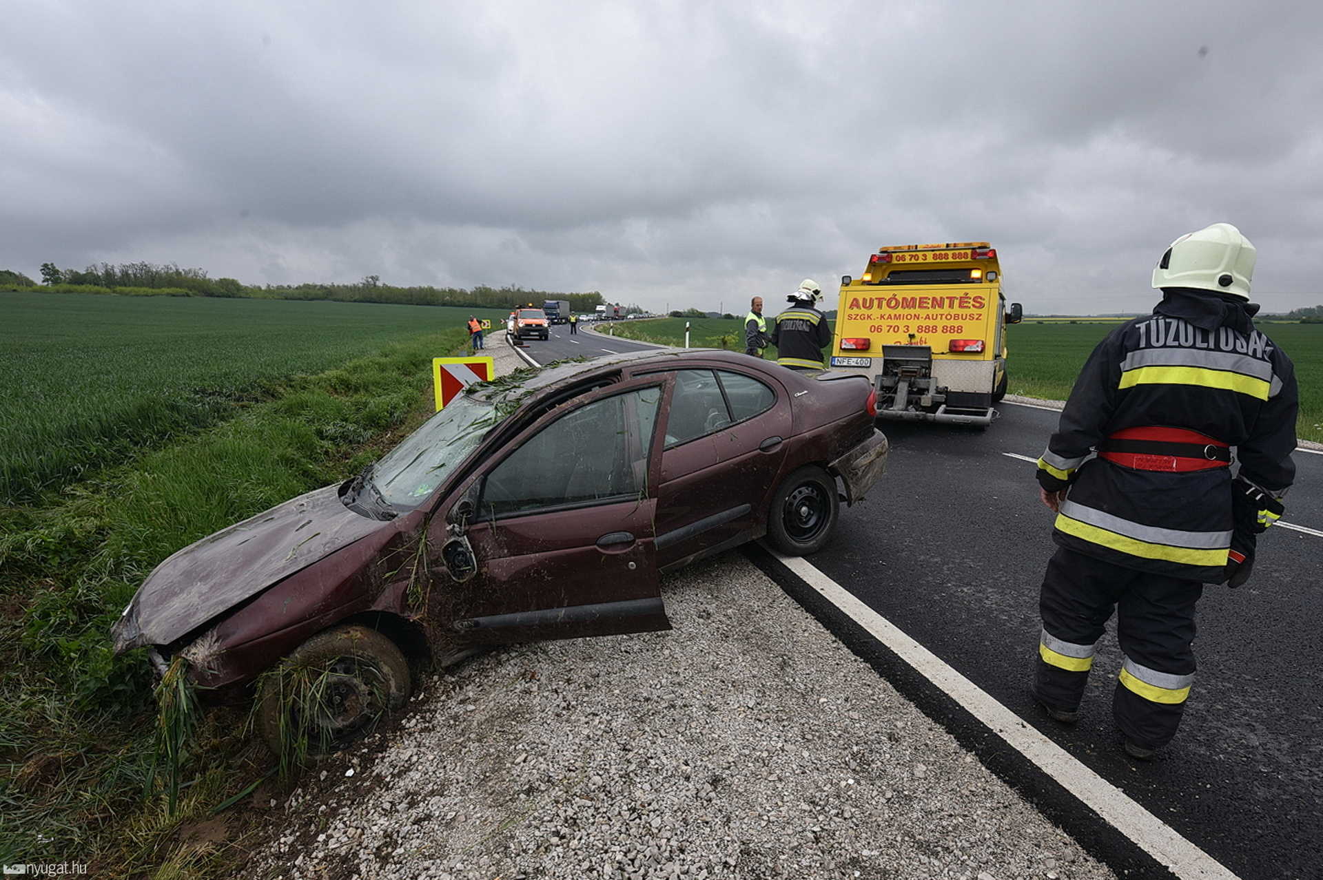 Árokba csapdott egy Renault a 86-oson, Egyházasrádóc közelében