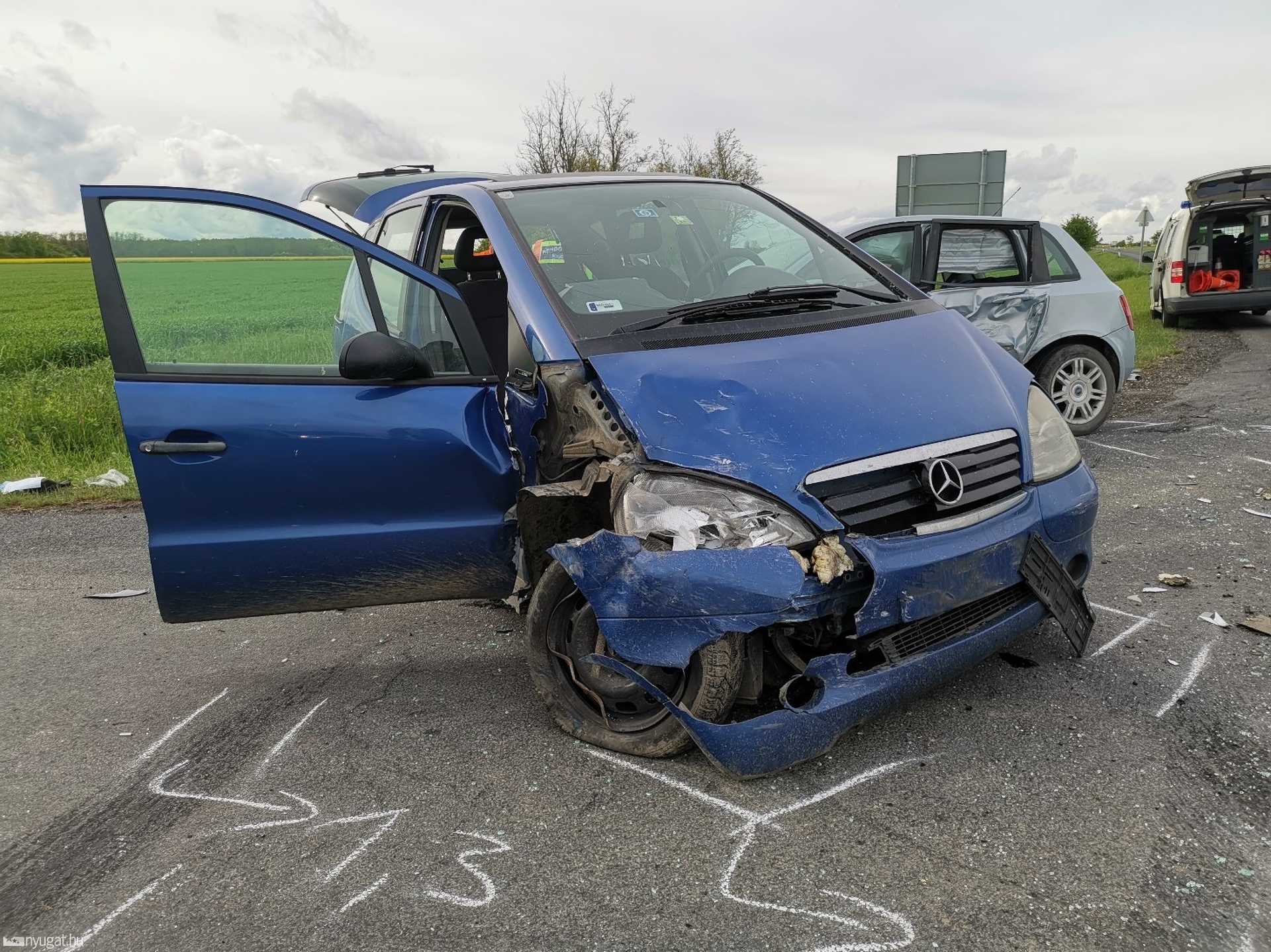 Skoda és Mercedes ütközött a meszleni elágazónál