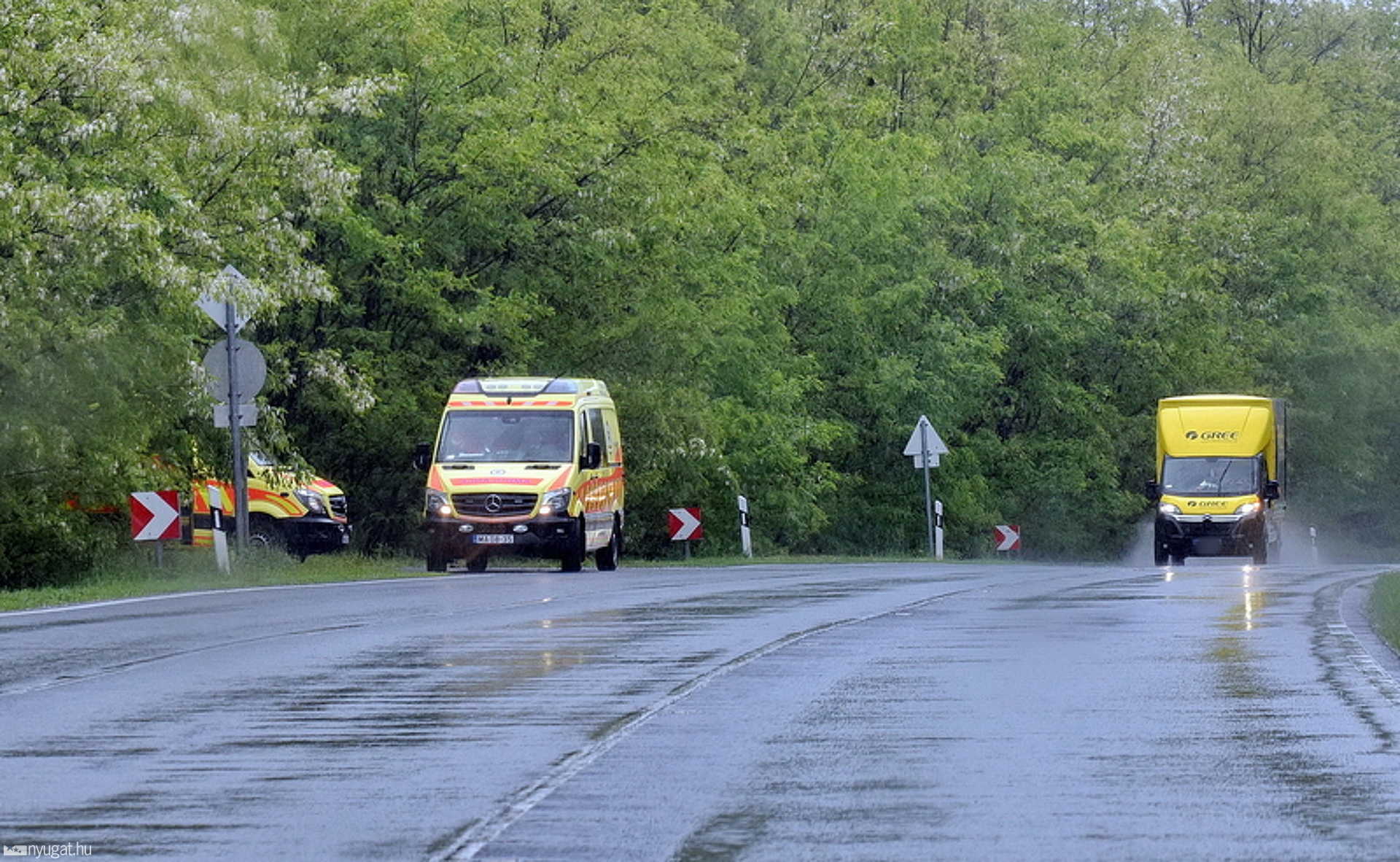 Suzuki borult a tetejére a 8-as úton
