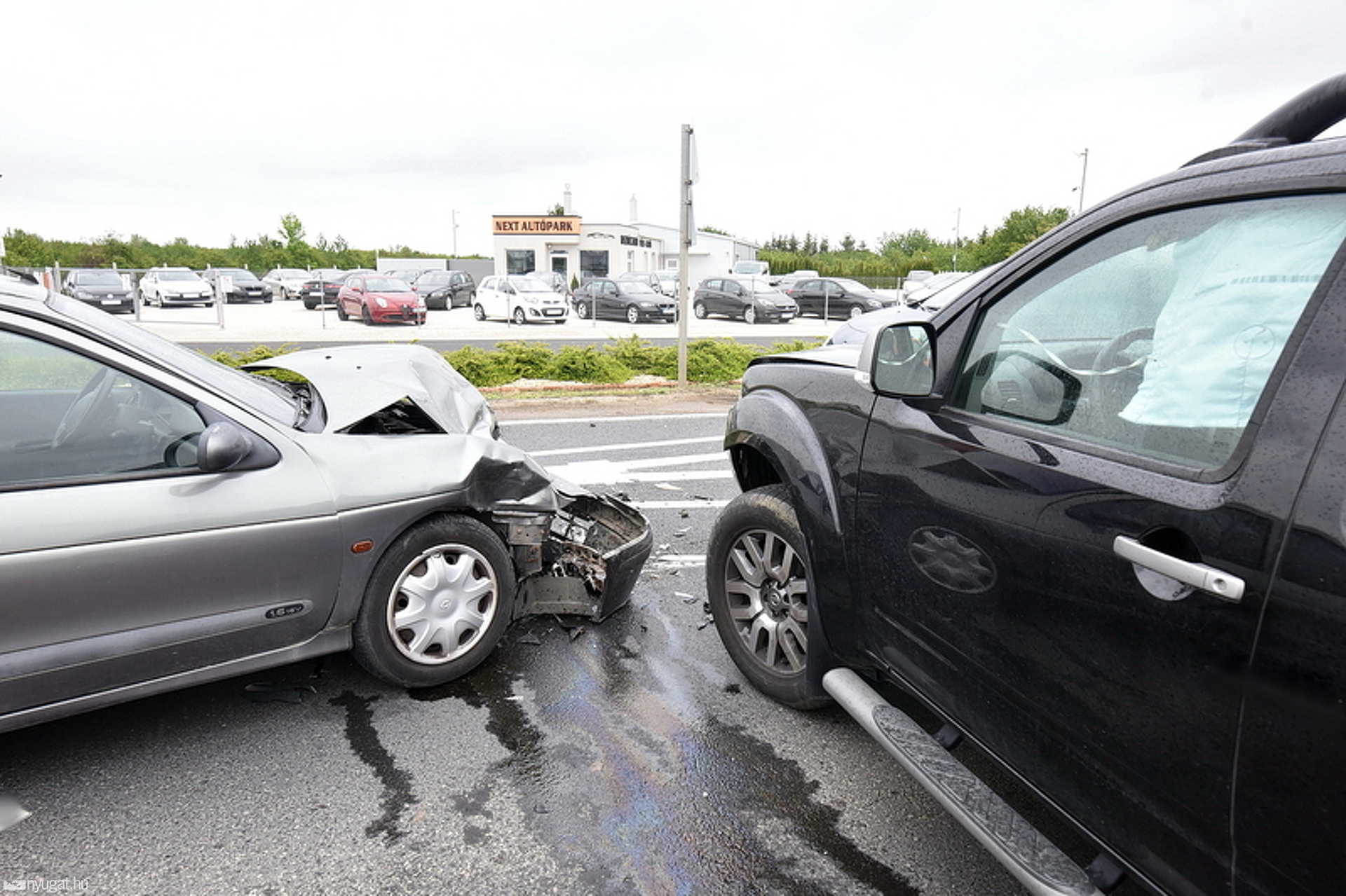 Nissan hajtott Renault elé Szombathely határában